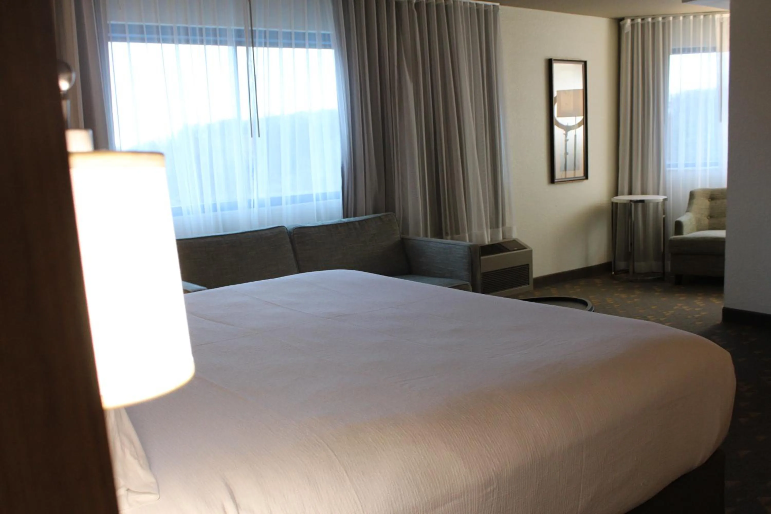 Bed in Wyndham Flint MI Grand Blanc Bishop Airport Conference Ct