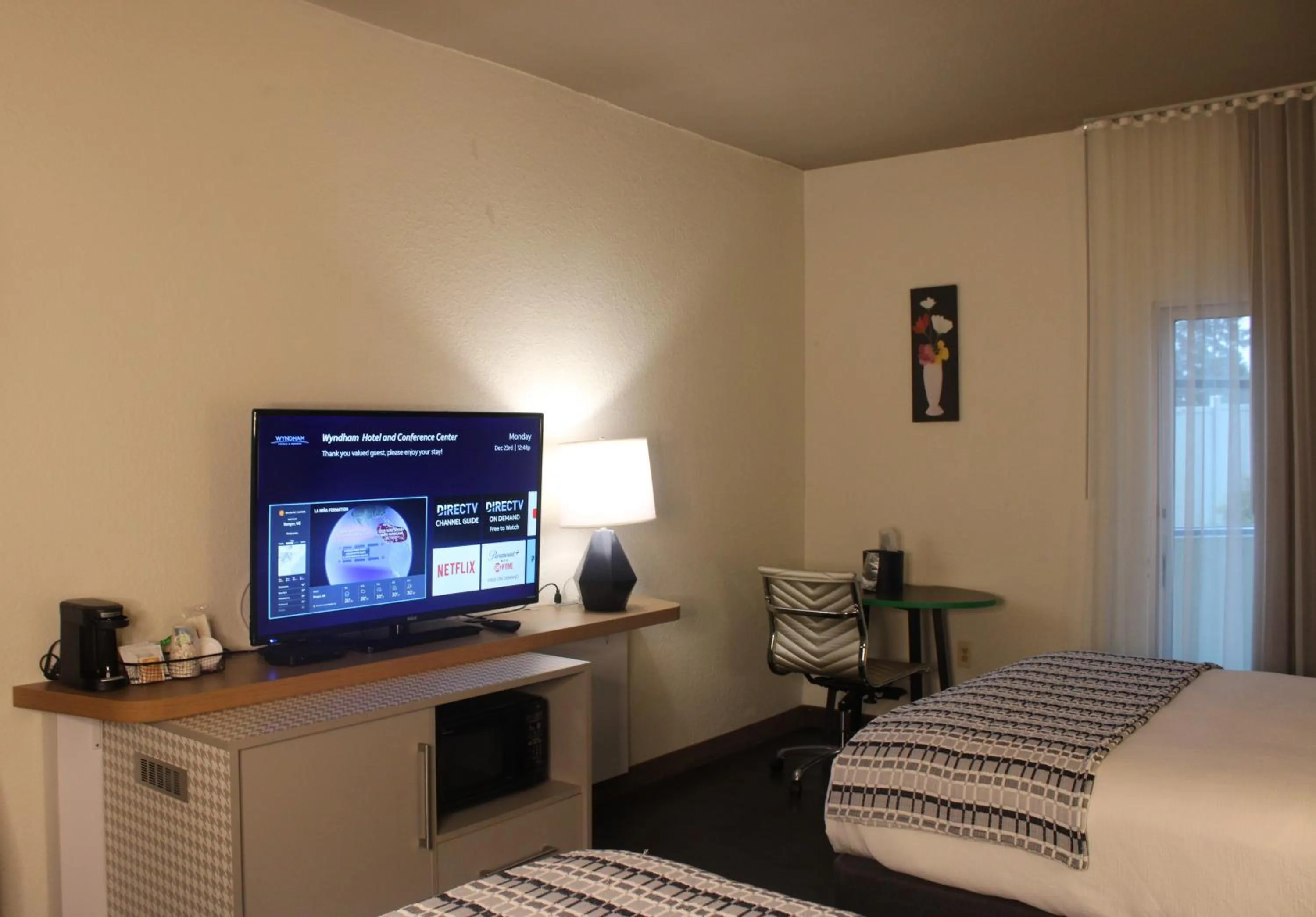 Bed in Wyndham Flint MI Grand Blanc Bishop Airport Conference Ct