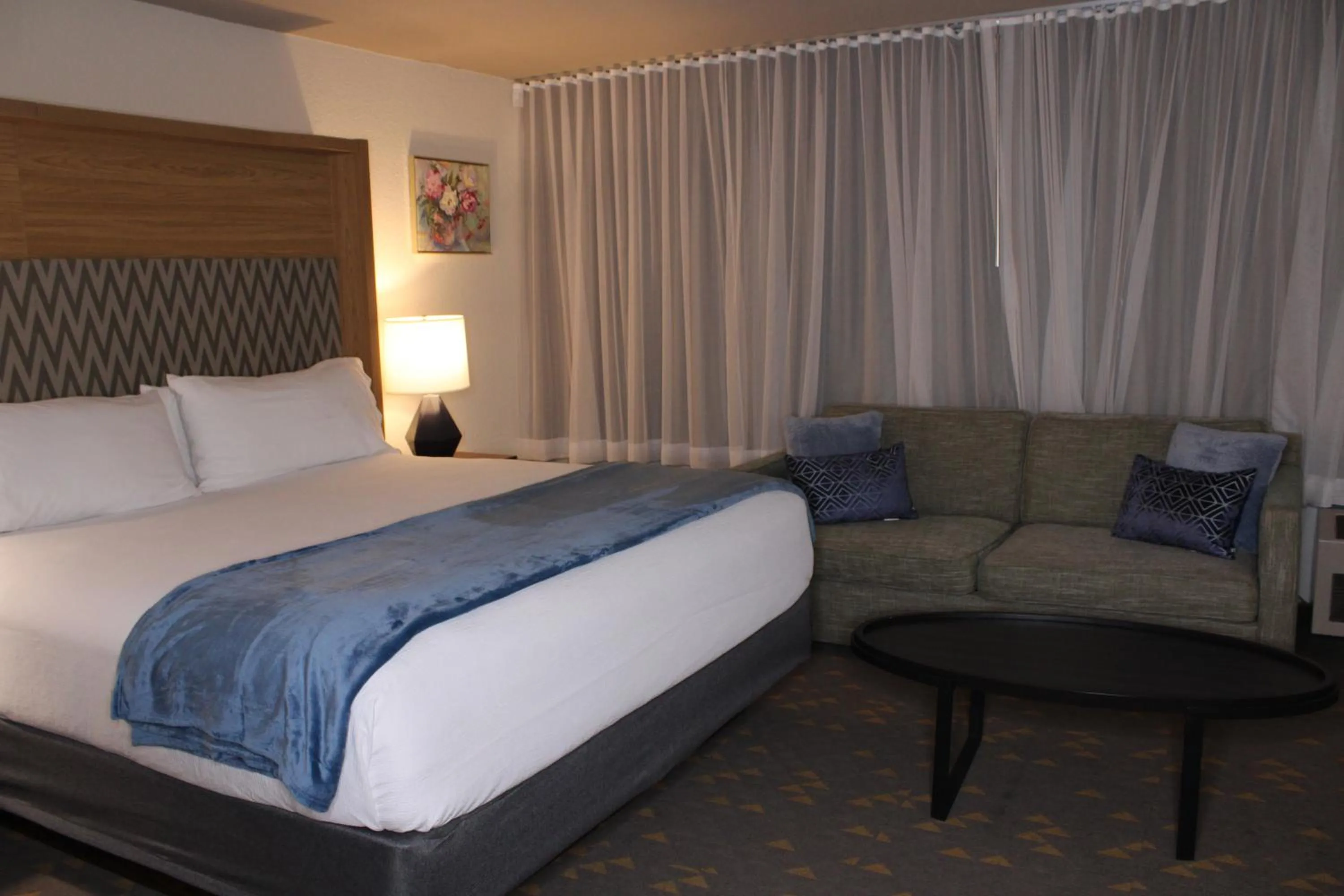 Bed in Wyndham Flint MI Grand Blanc Bishop Airport Conference Ct