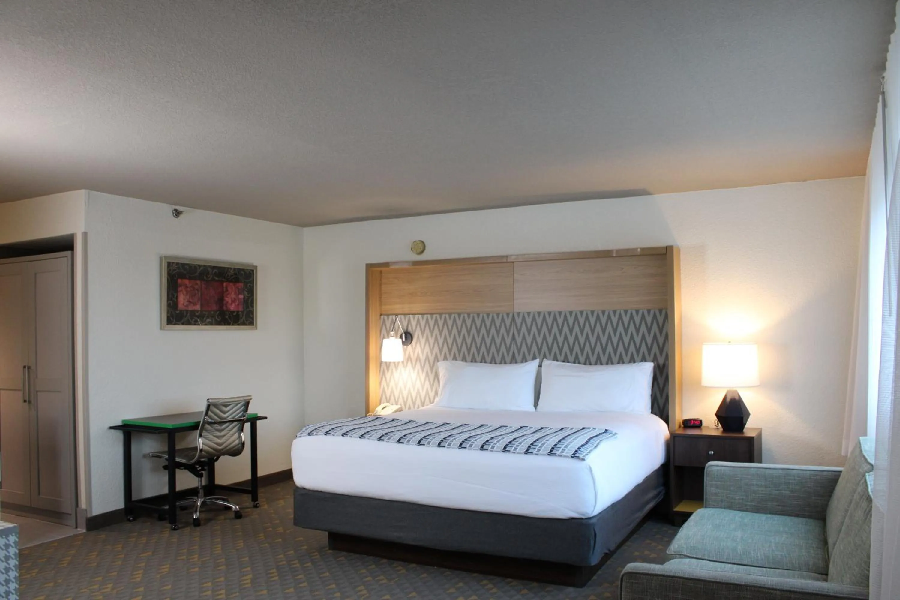 Bed in Wyndham Flint MI Grand Blanc Bishop Airport Conference Ct