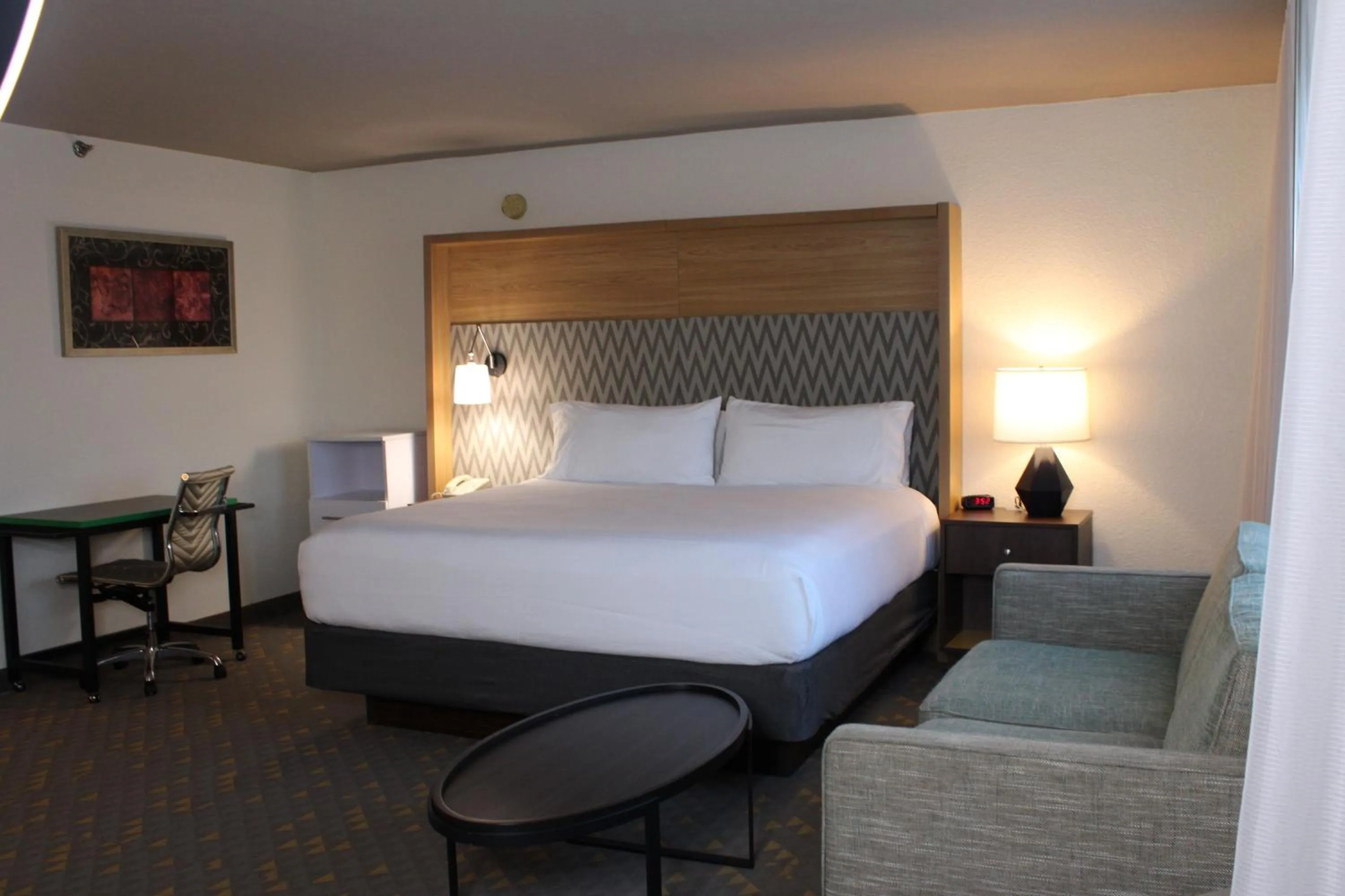 Bed in Wyndham Flint MI Grand Blanc Bishop Airport Conference Ct