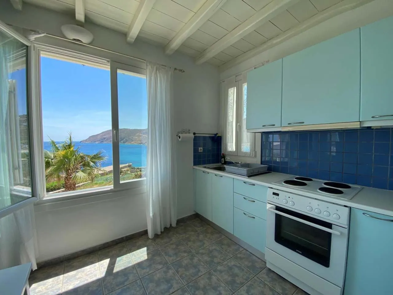 Kitchen or kitchenette in Salty Houses