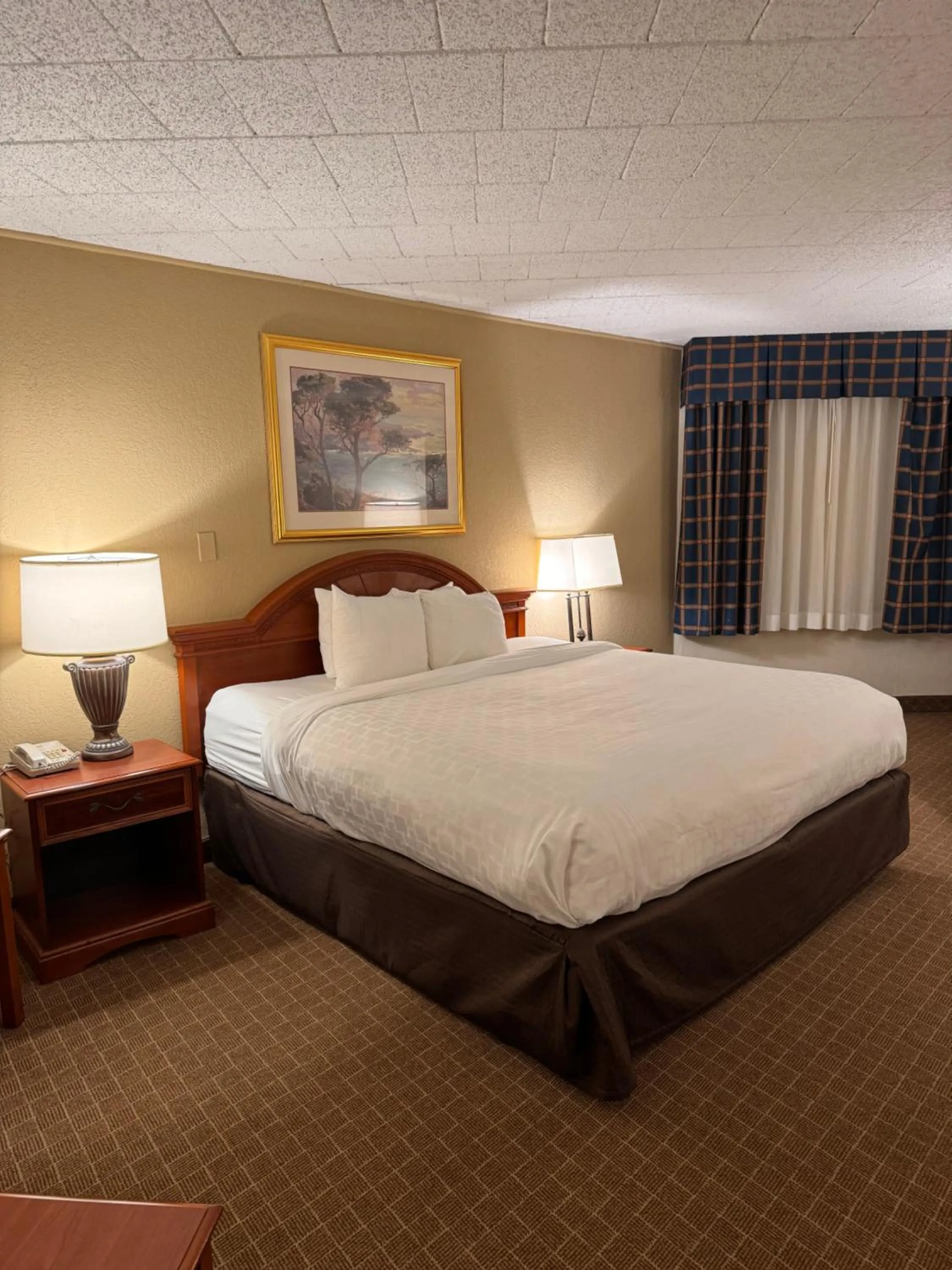 Bed in Clarion Inn Frederick Event Center