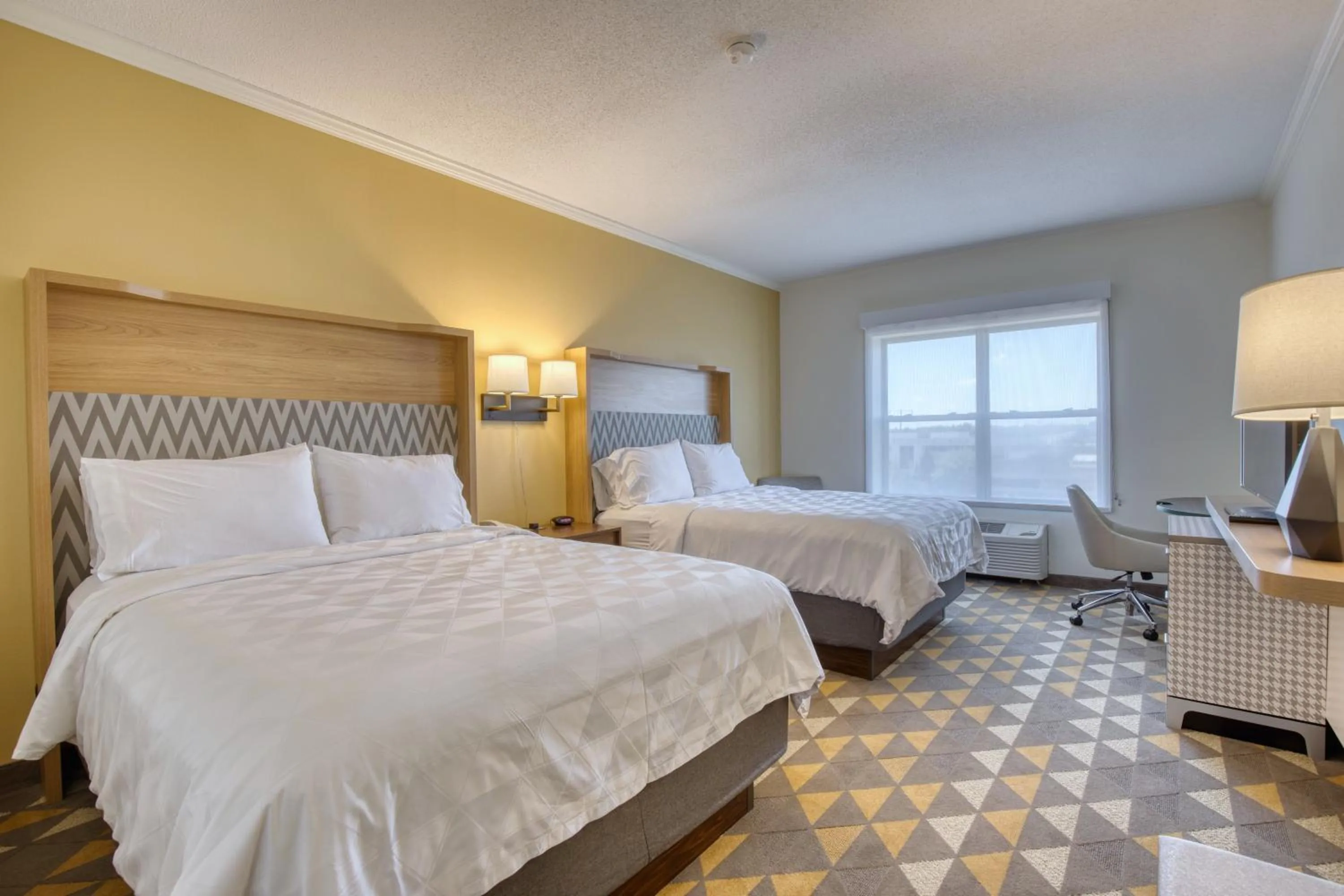 Photo of the whole room, Bed in Holiday Inn Hotel & Suites Madison West - Middleton by IHG