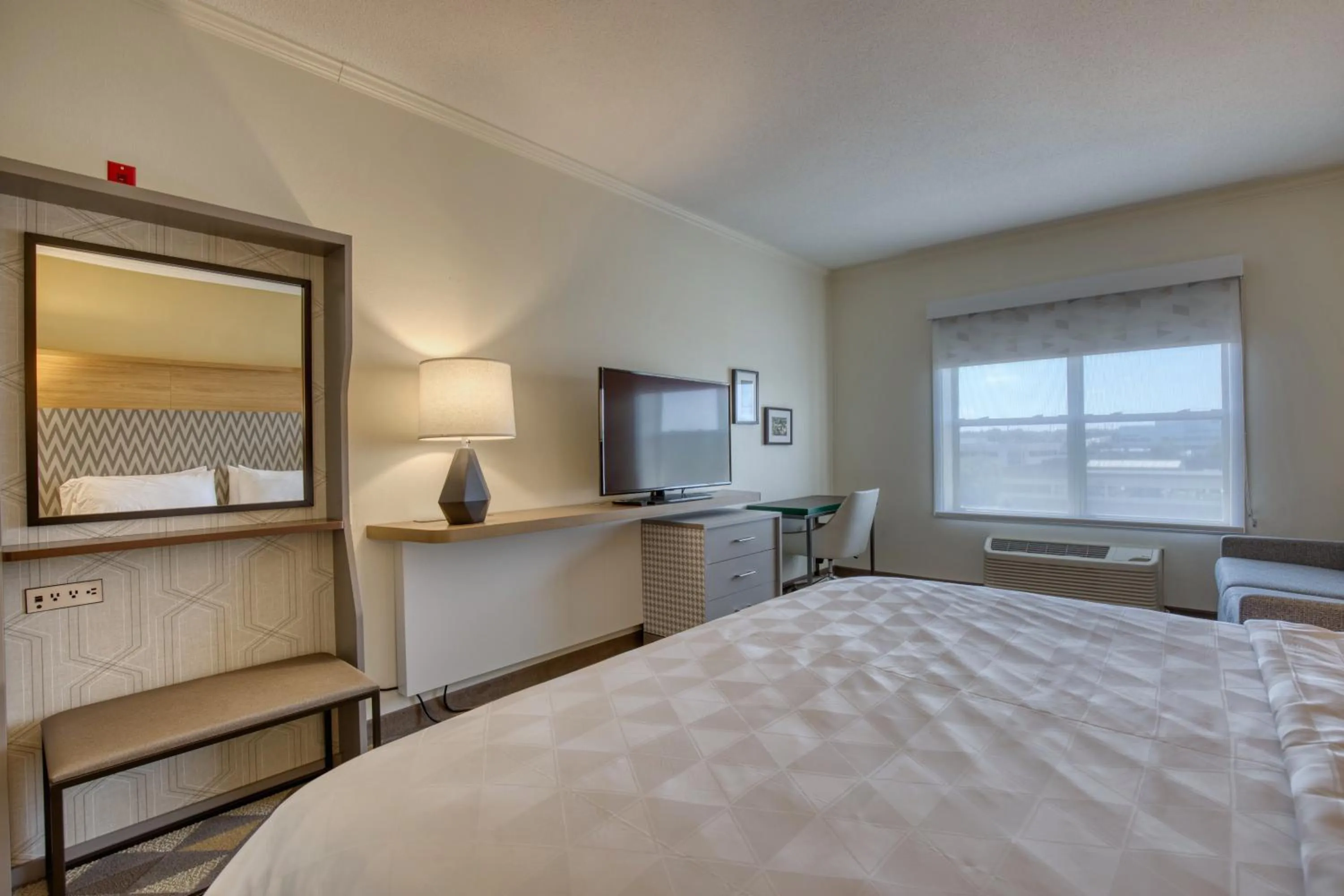 Photo of the whole room, Bed in Holiday Inn Hotel & Suites Madison West - Middleton by IHG