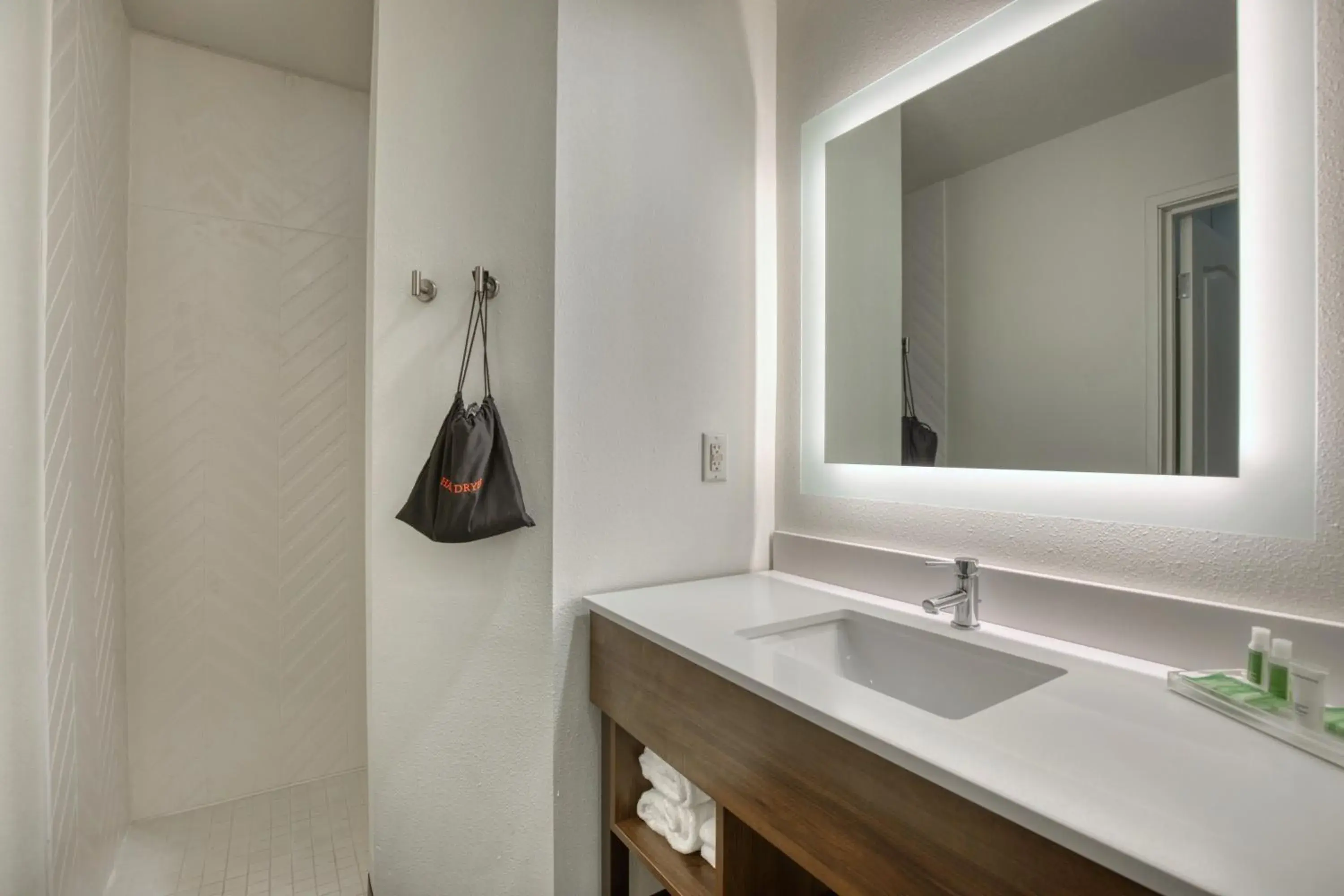 Standard King Room in Holiday Inn Hotel & Suites Madison West - Middleton by IHG Standard King Room in Holiday Inn Hotel & Suites Madison West - Middleton by IHG