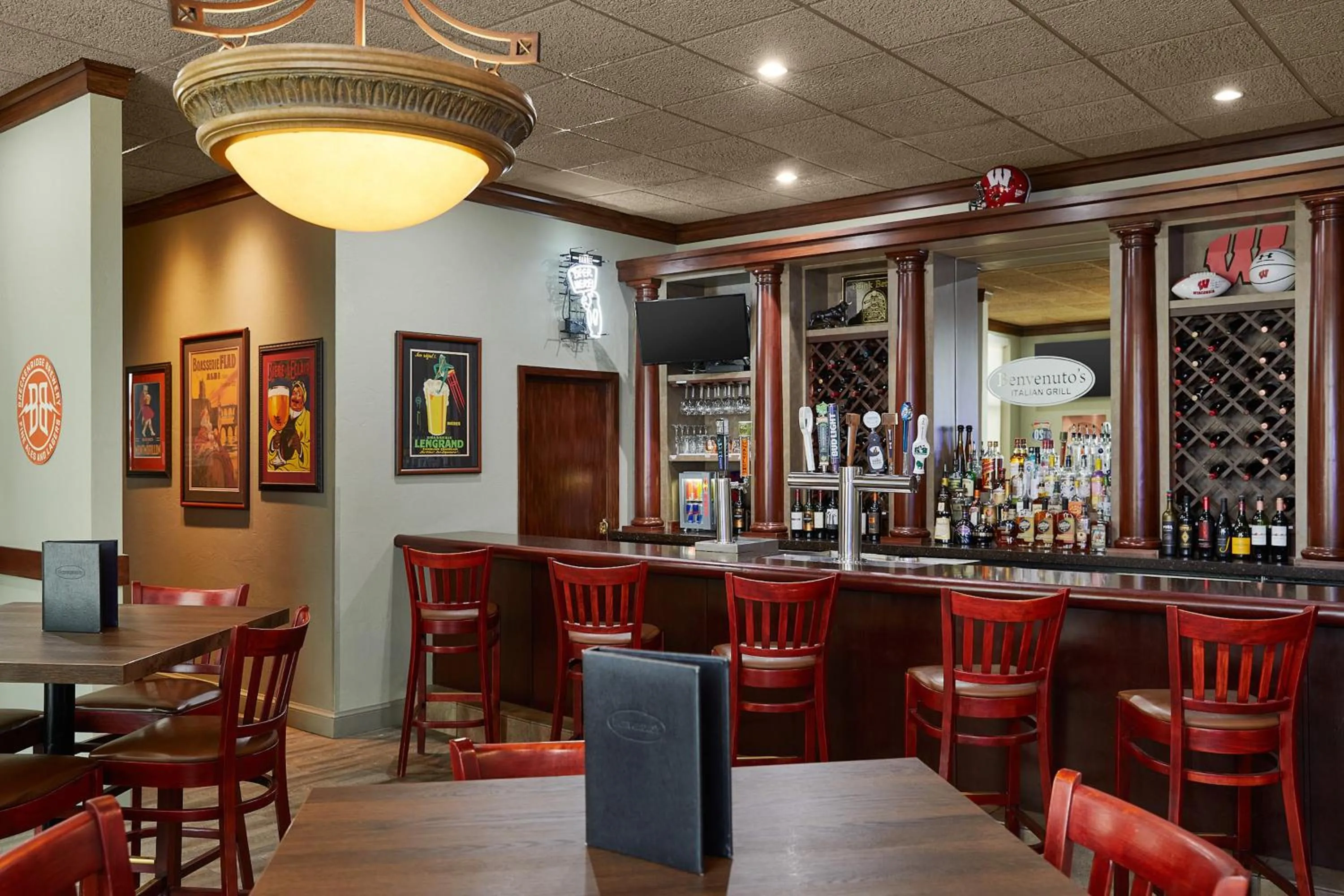 Lounge or bar in Holiday Inn Hotel & Suites Madison West - Middleton by IHG