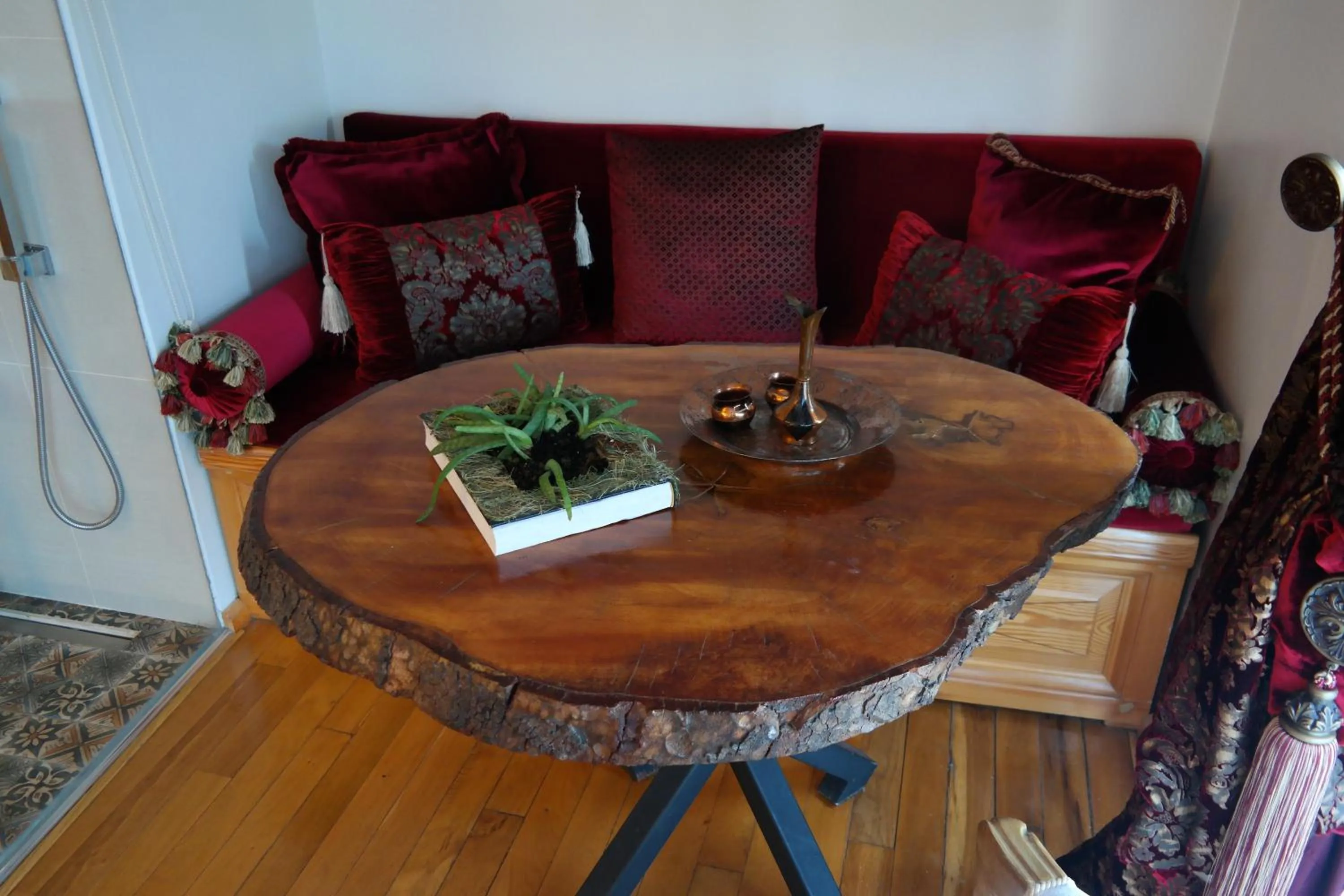 Seating area in Aşıklar Otel By Şükrü