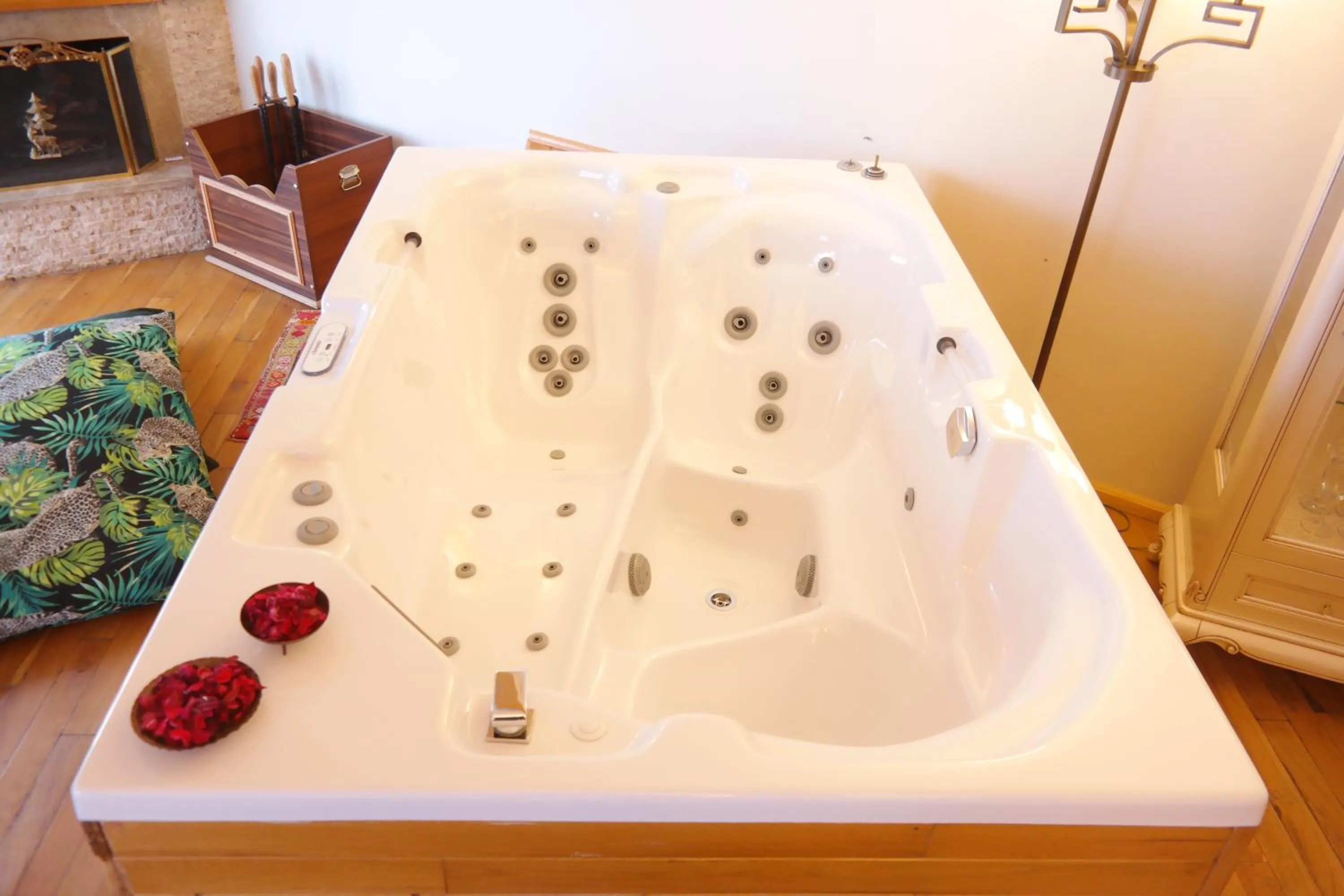 Hot Tub in Aşıklar Otel By Şükrü