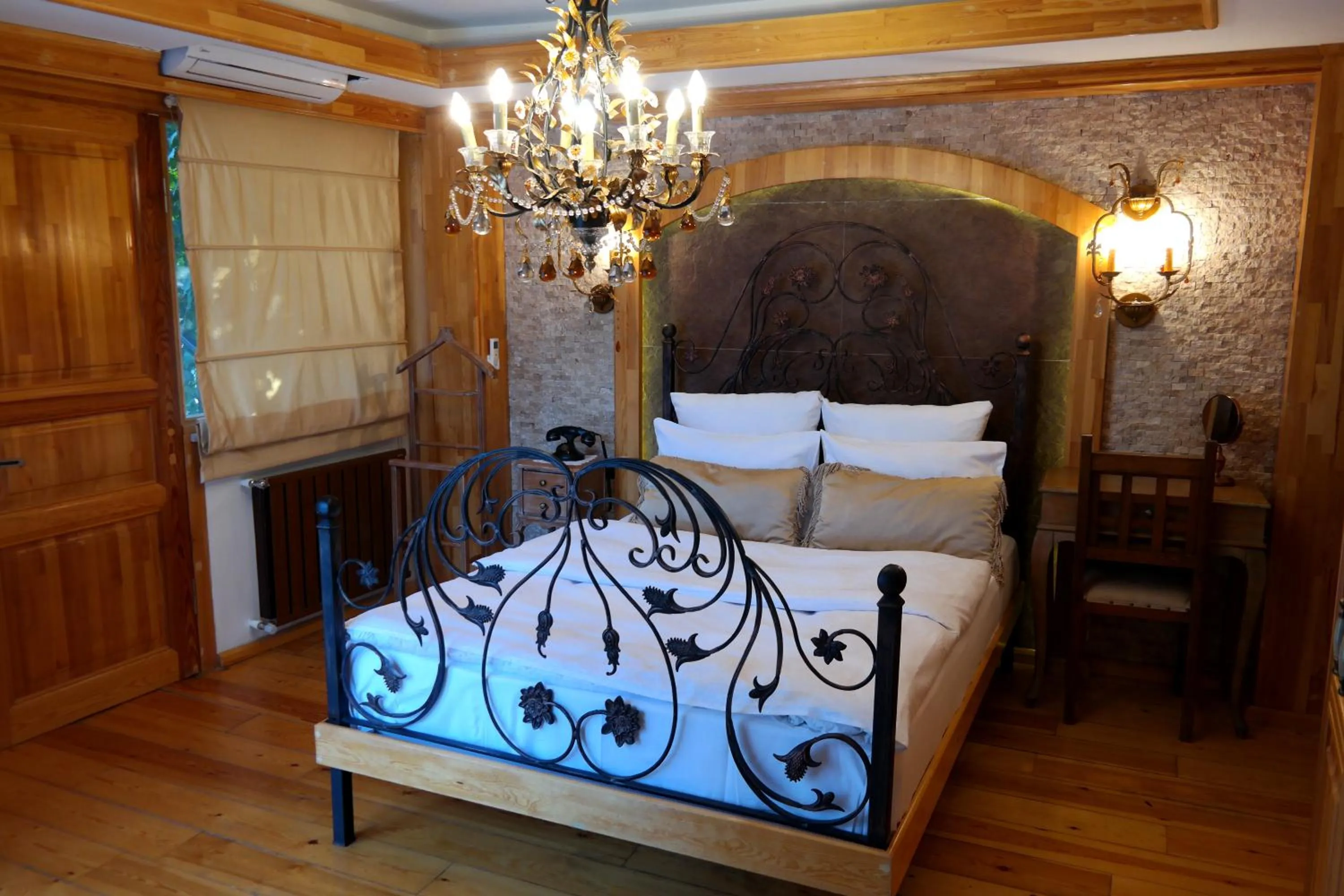 Photo of the whole room, Bed in Aşıklar Otel By Şükrü
