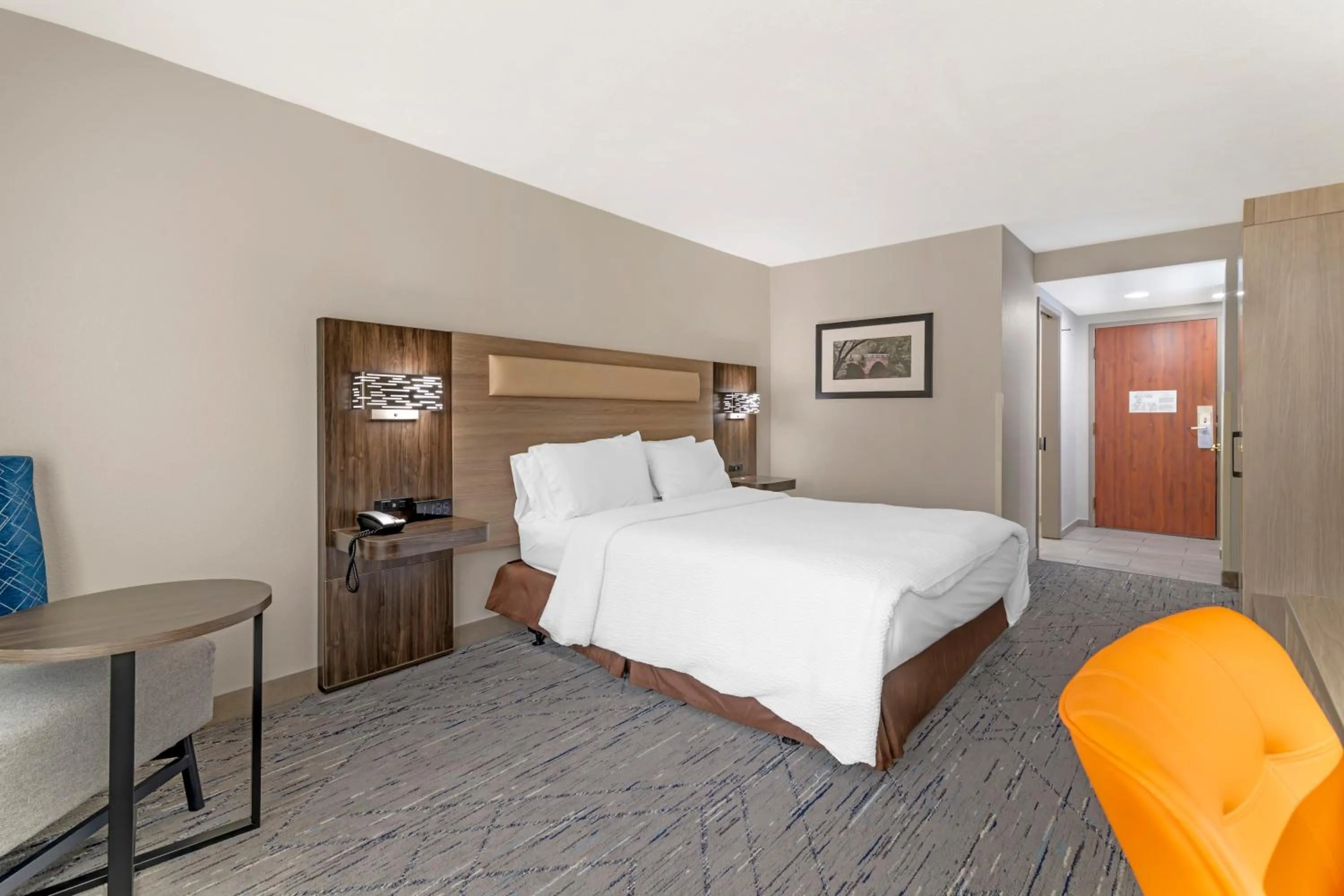 Bed in Keene Elm City Hotel, an Ascend Collection Hotel