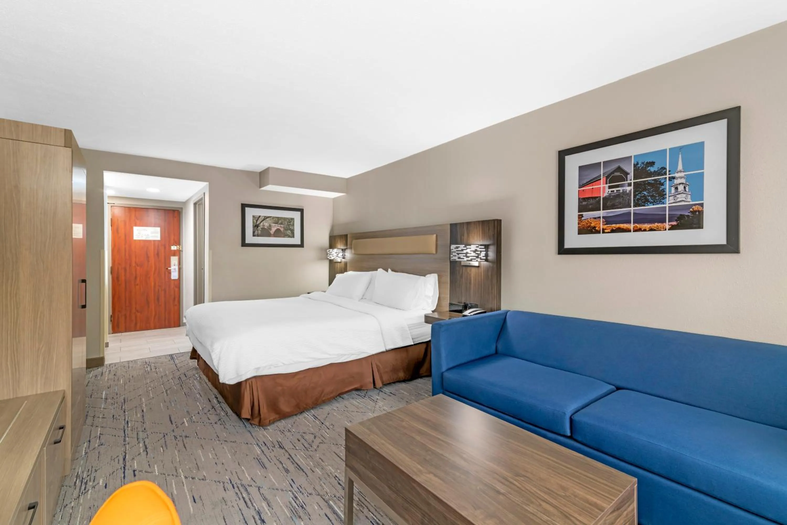 Photo of the whole room, Bed in Keene Elm City Hotel, an Ascend Collection Hotel