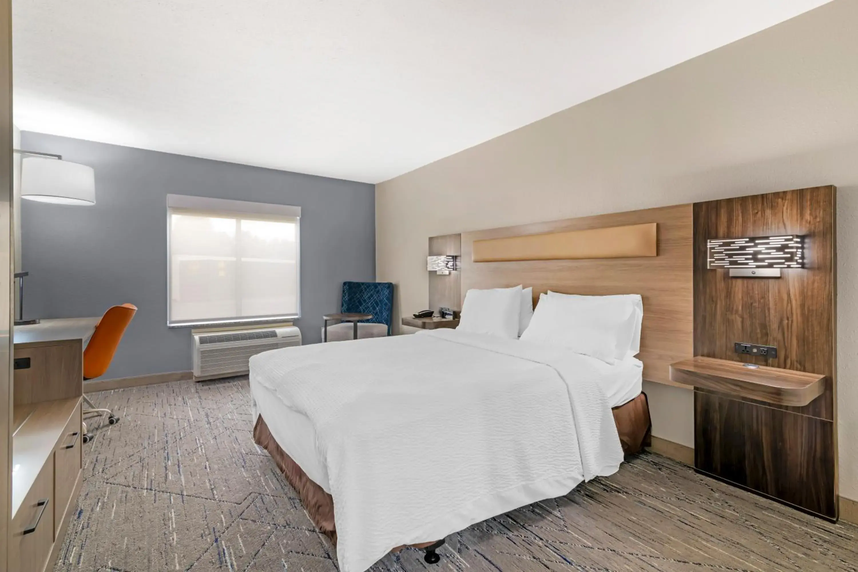 King Room with Roll-In Shower - Disability Access/Non Smoking in Keene Elm City Hotel, an Ascend Collection Hotel King Room with Roll-In Shower - Disability Access/Non Smoking in Keene Elm City Hotel, an Ascend Collection Hotel