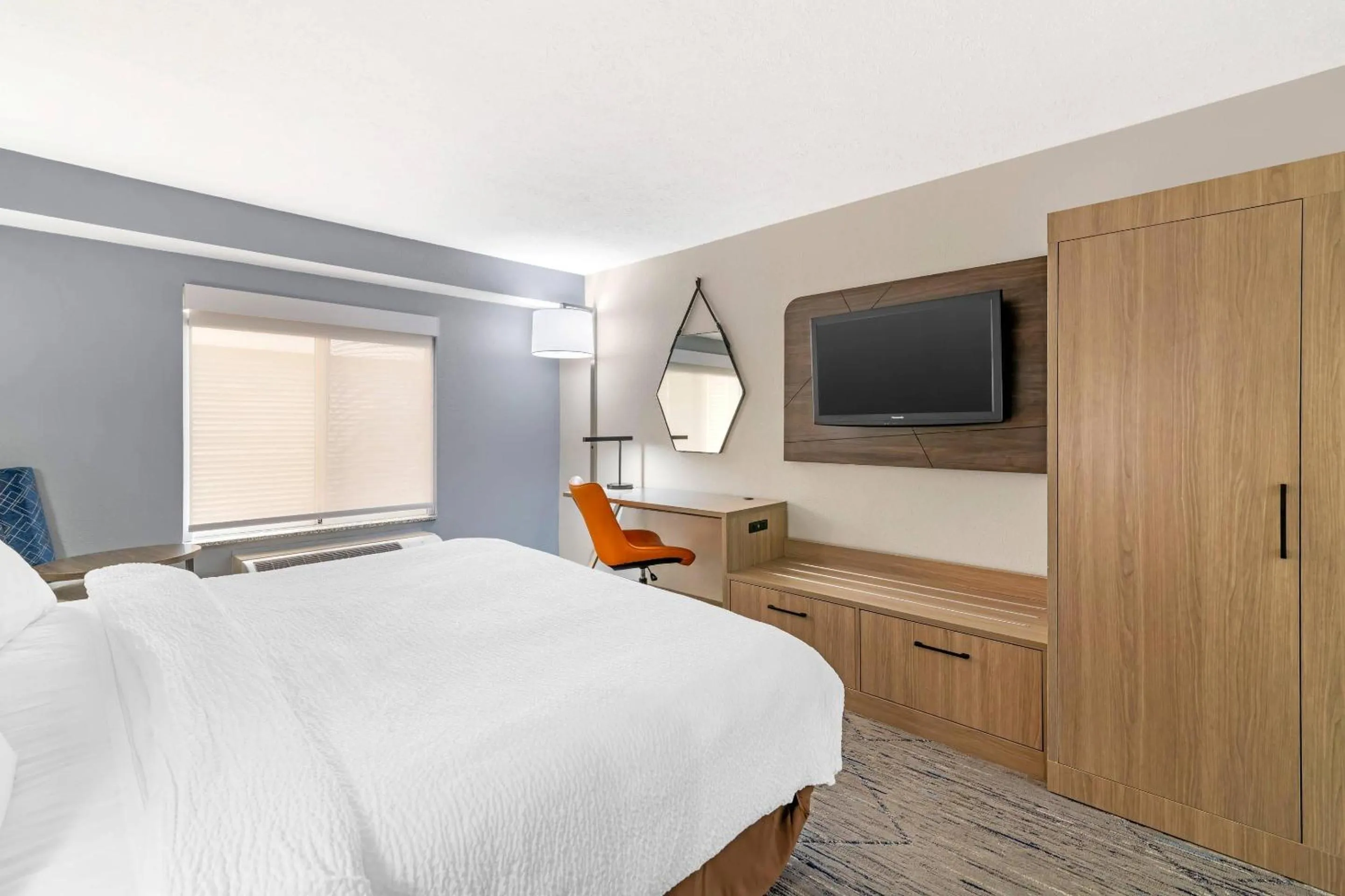 Bedroom, Bed in Keene Elm City Hotel, an Ascend Collection Hotel