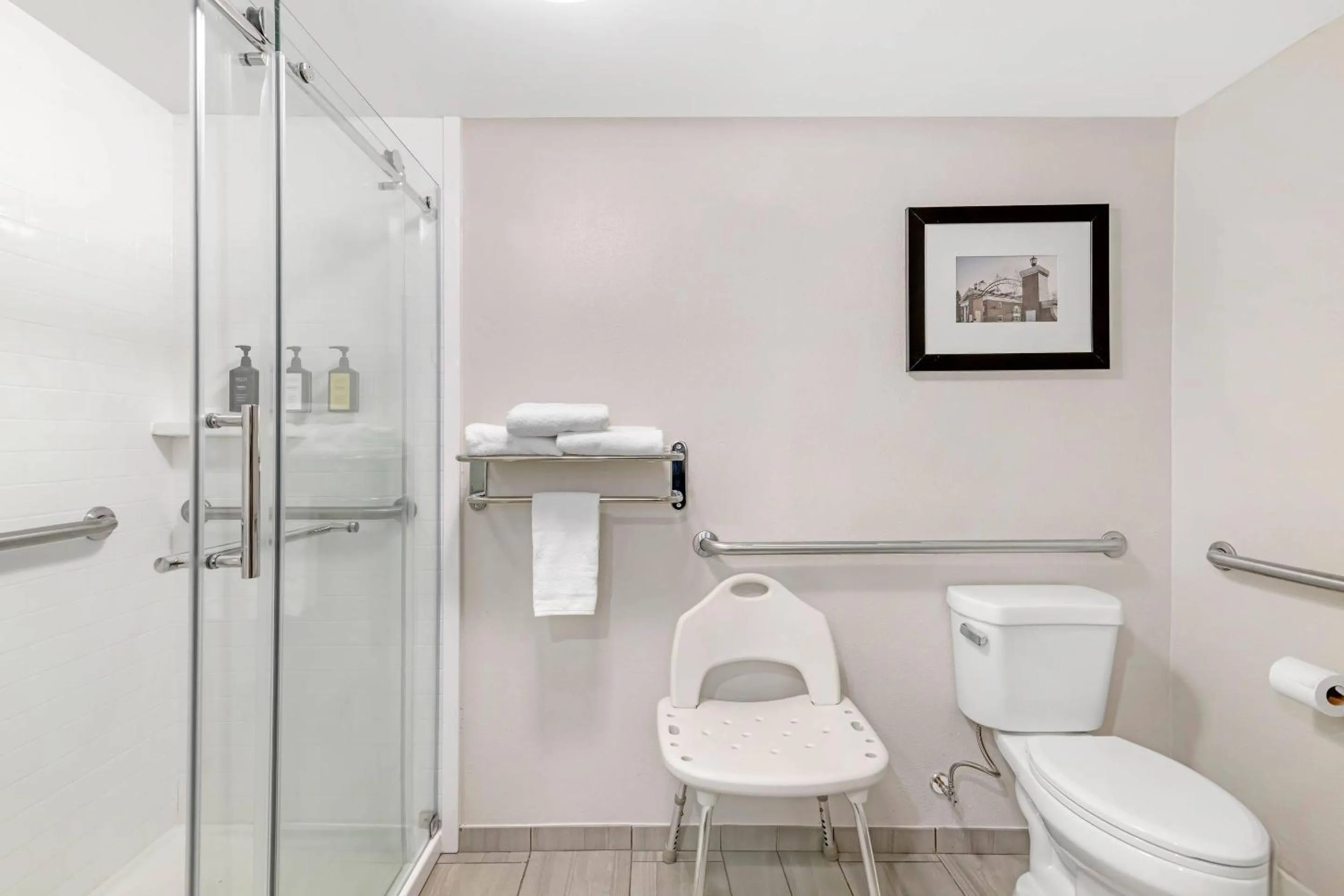 Bedroom in Keene Elm City Hotel, an Ascend Collection Hotel