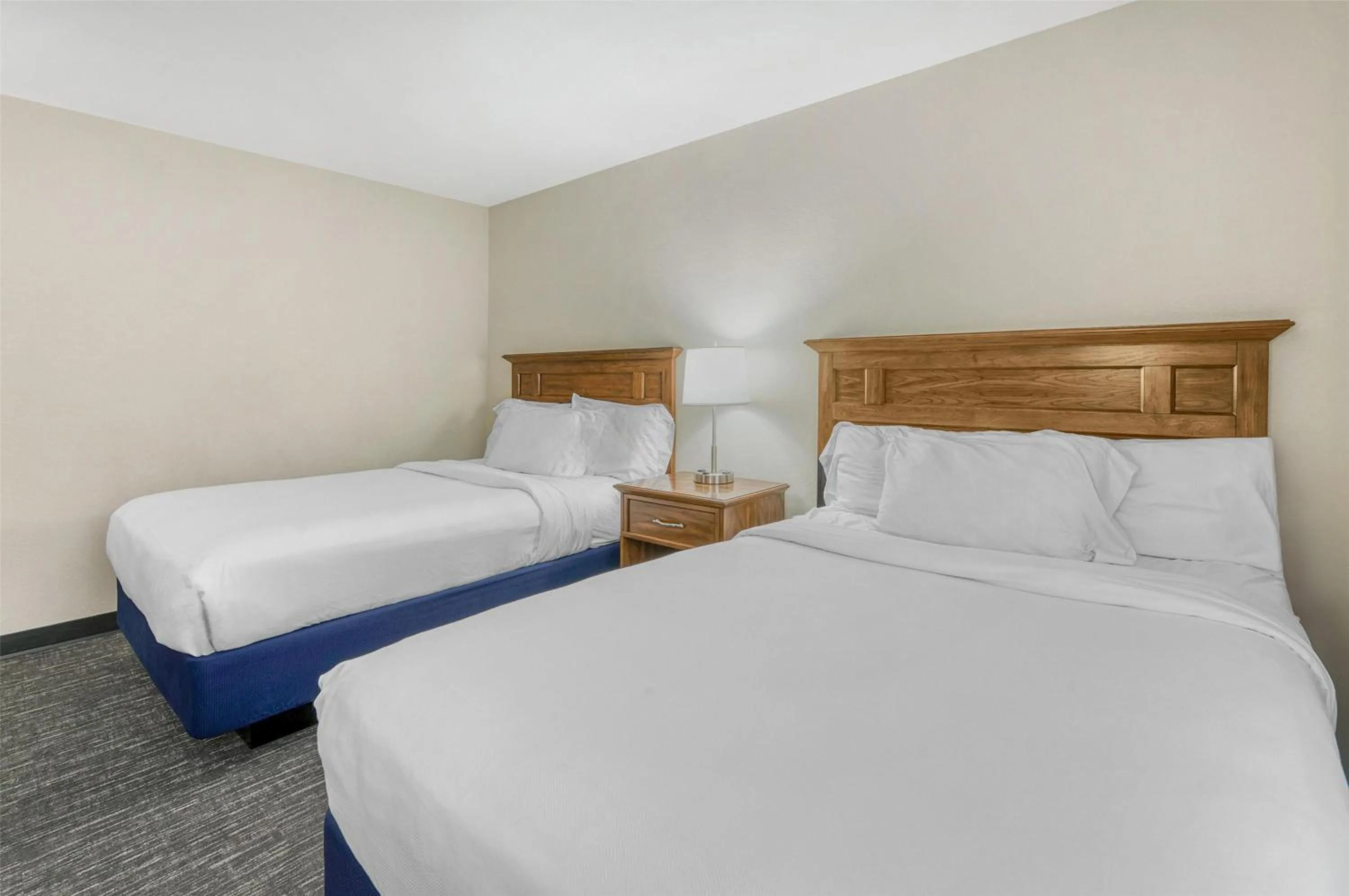 Bedroom, Bed in SureStay Plus Hotel by Best Western Elizabethtown Hershey