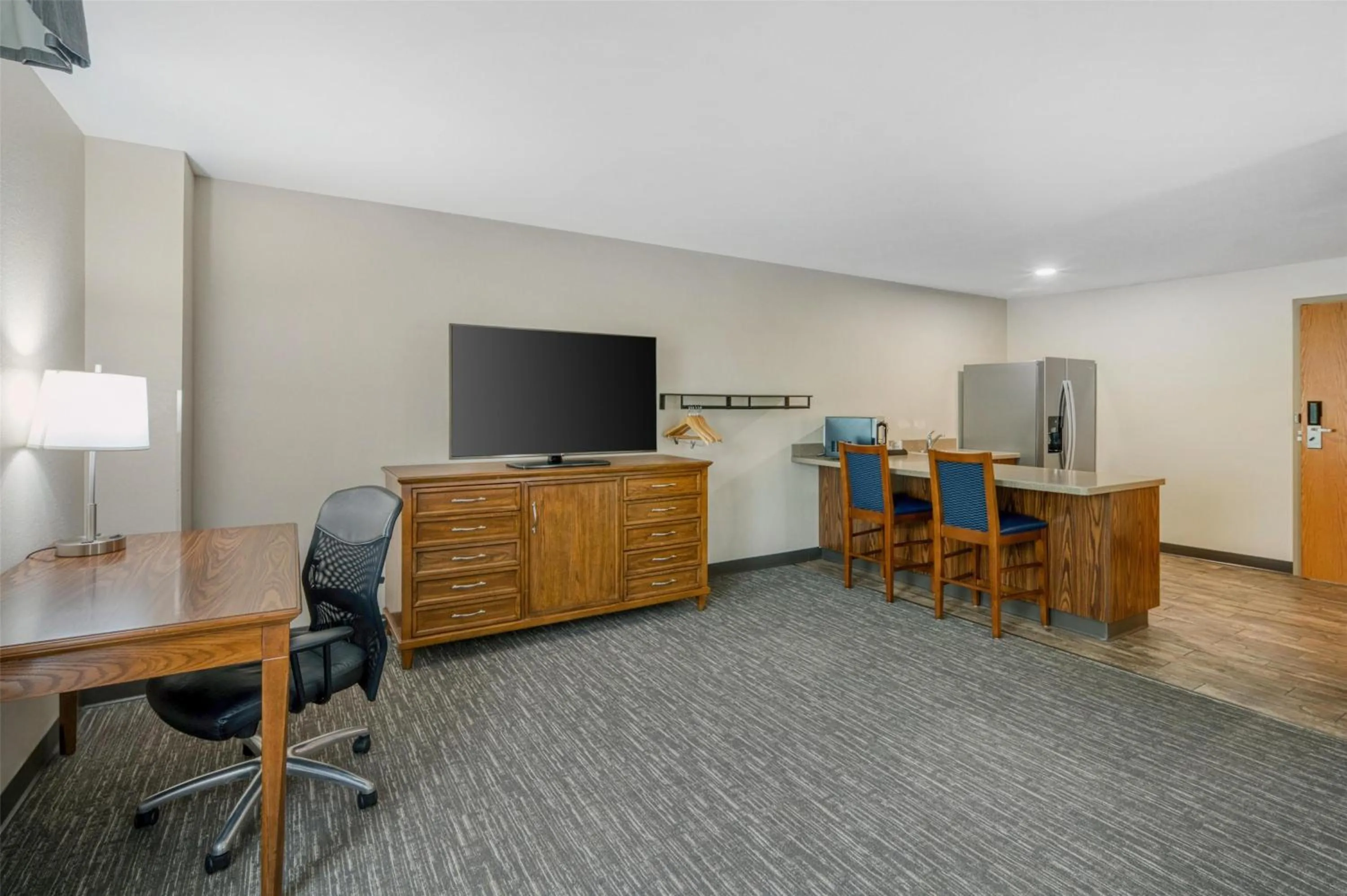 Bedroom in SureStay Plus Hotel by Best Western Elizabethtown Hershey