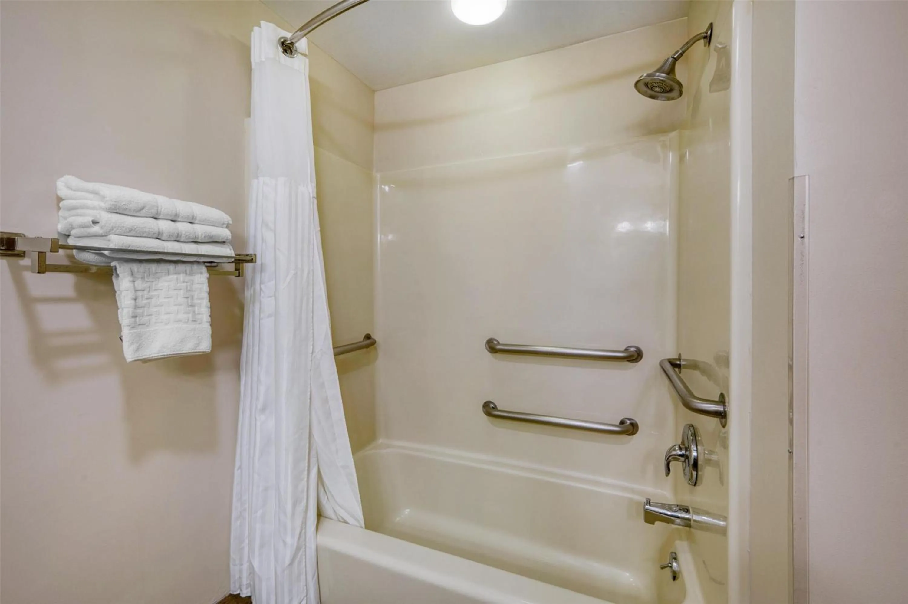Bathroom in SureStay Plus Hotel by Best Western Elizabethtown Hershey