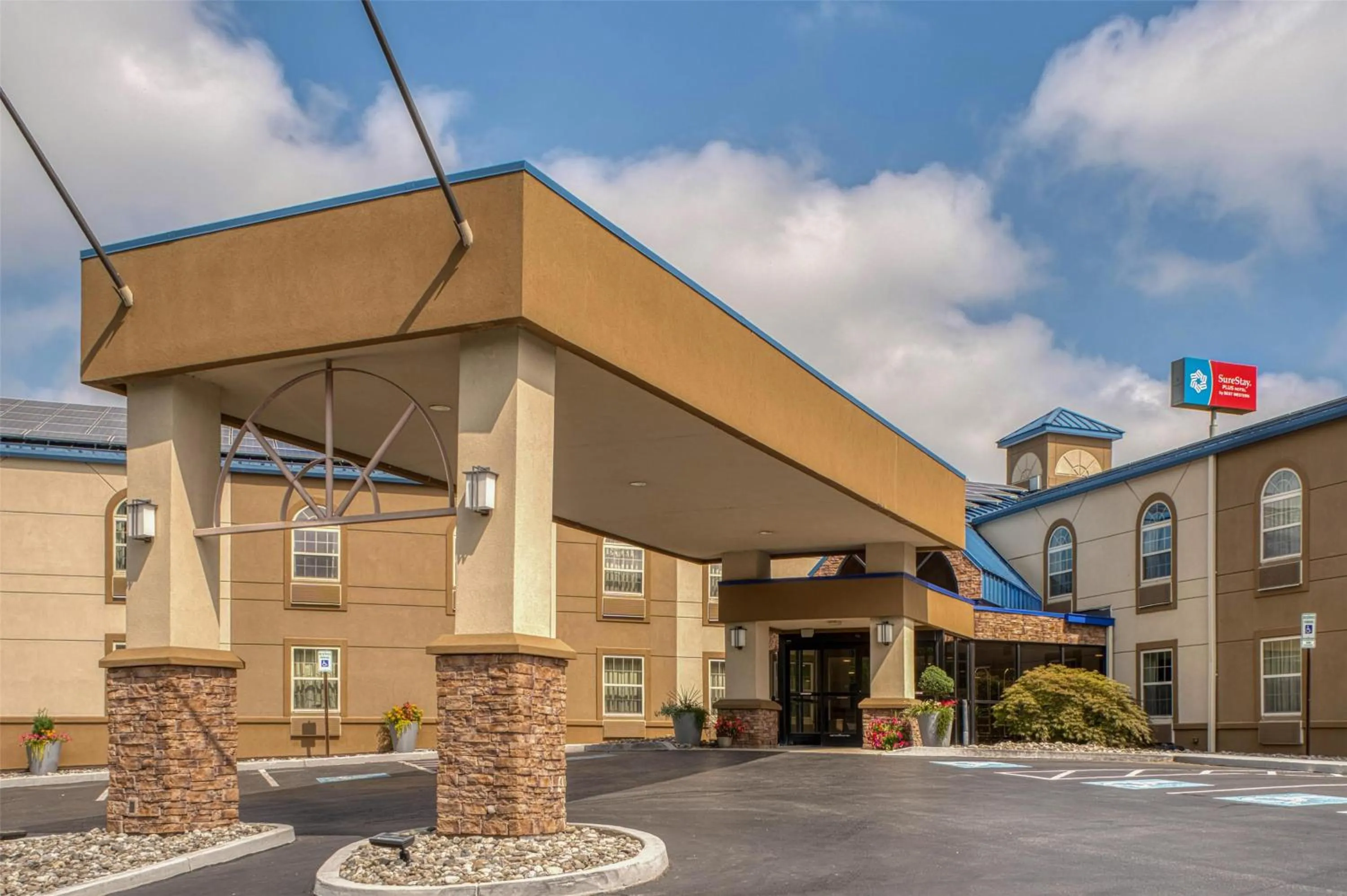 Property building in SureStay Plus Hotel by Best Western Elizabethtown Hershey