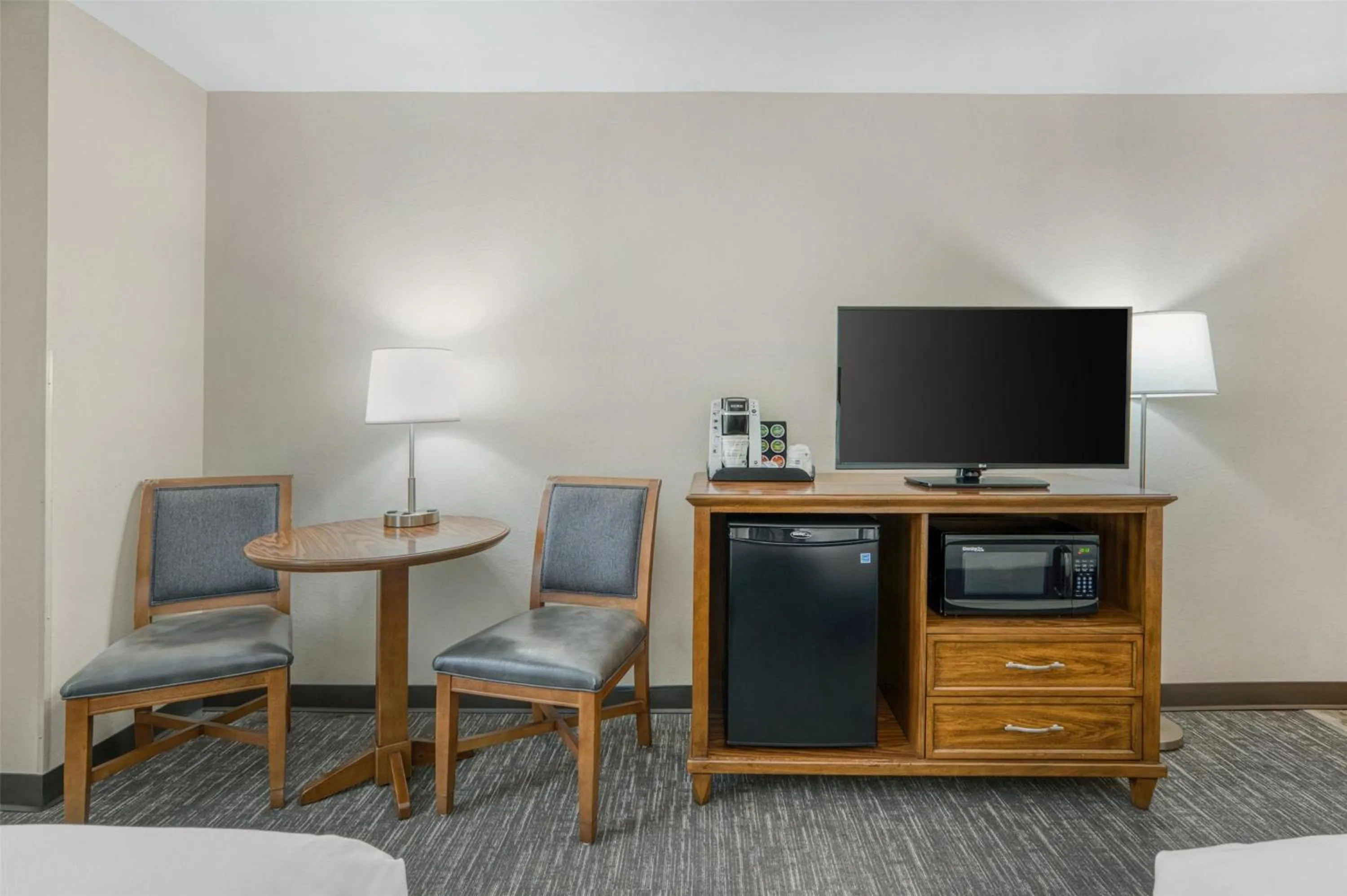 Bedroom in SureStay Plus Hotel by Best Western Elizabethtown Hershey