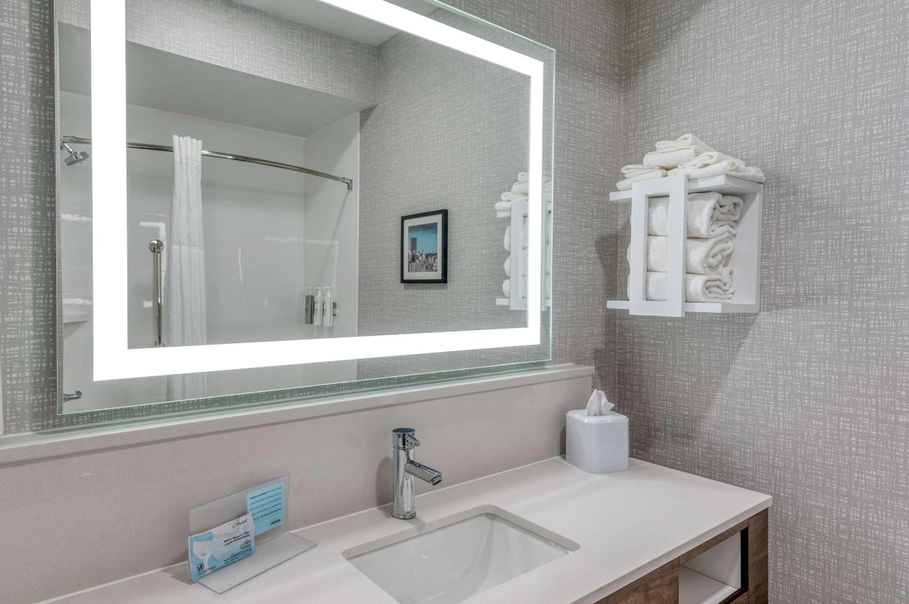 Bathroom in Hampton Inn New Philadelphia