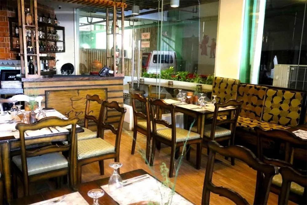 Restaurant/Places to Eat in Palm Grass Hotel