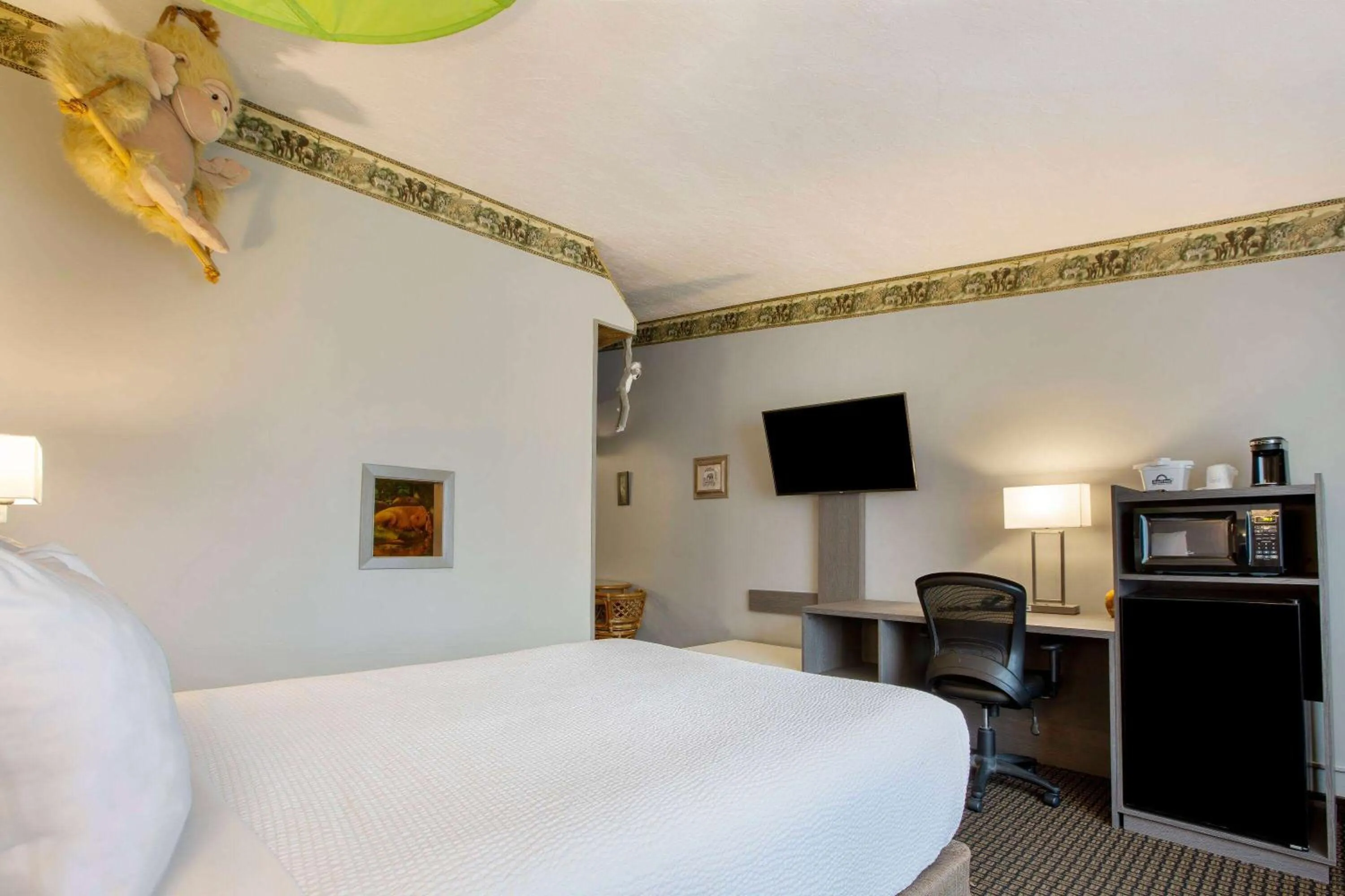 Photo of the whole room, Bed in Days Inn & Suites by Wyndham Moncton