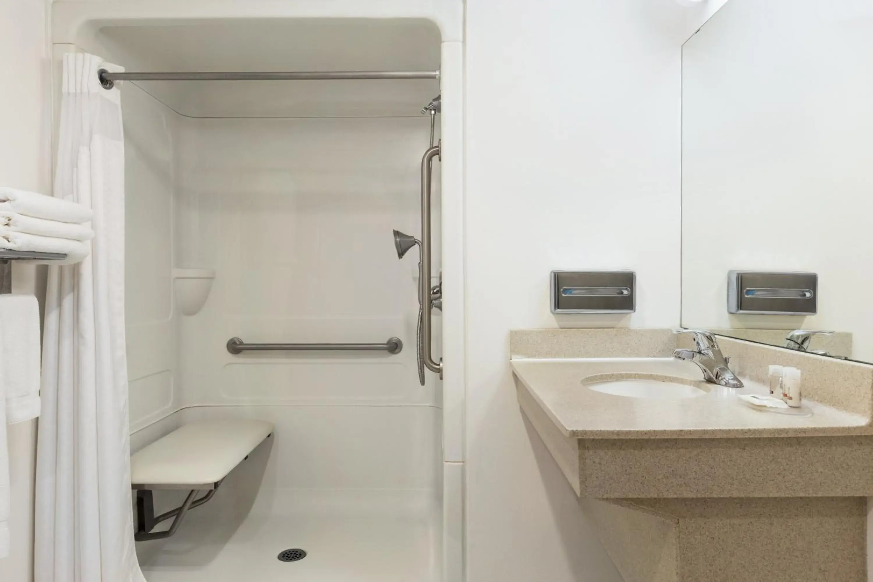 Queen Room - Disability Access in Days Inn & Suites by Wyndham Moncton Queen Room - Disability Access in Days Inn & Suites by Wyndham Moncton