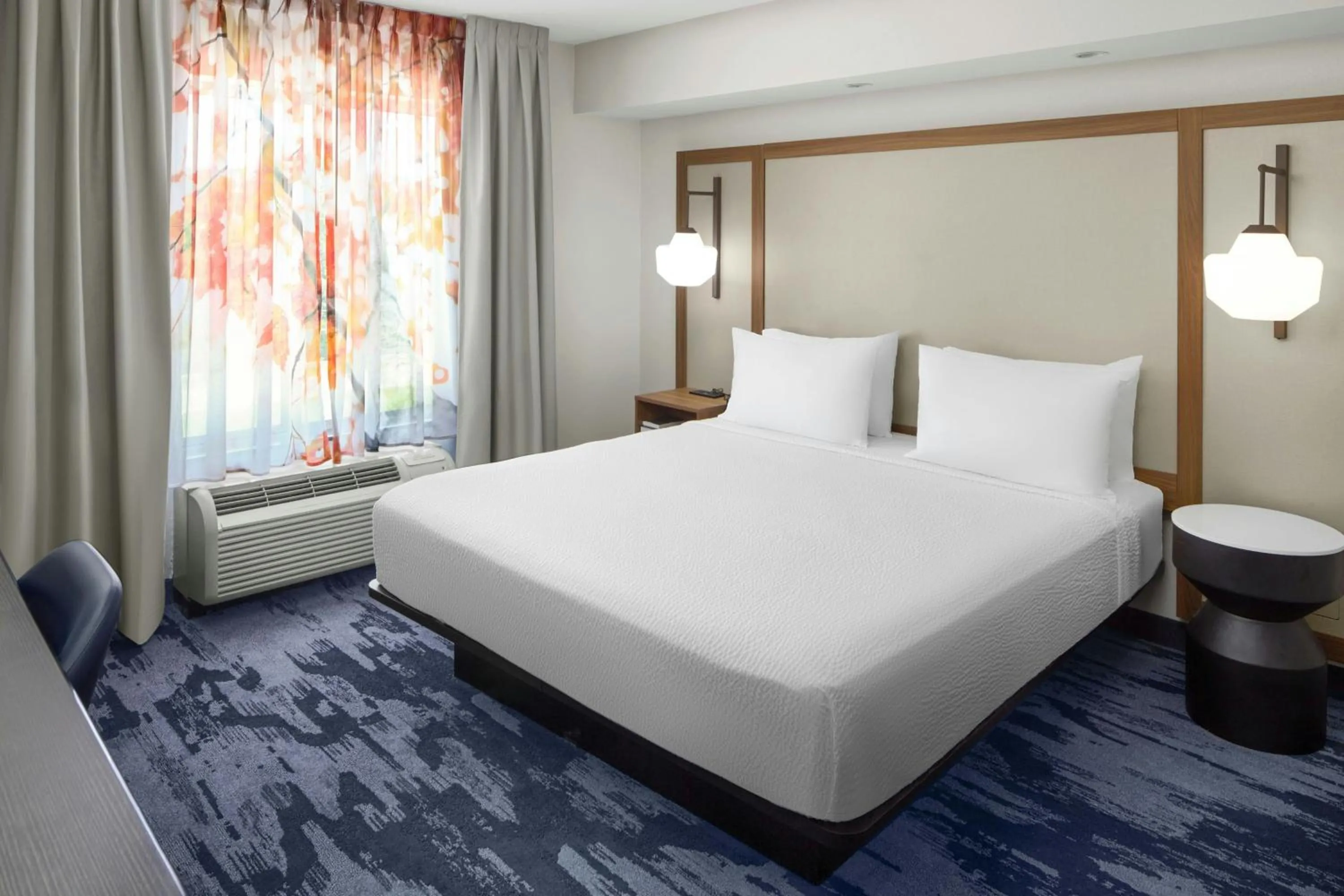 Photo of the whole room, Bed in Fairfield Inn and Suites by Marriott South Boston