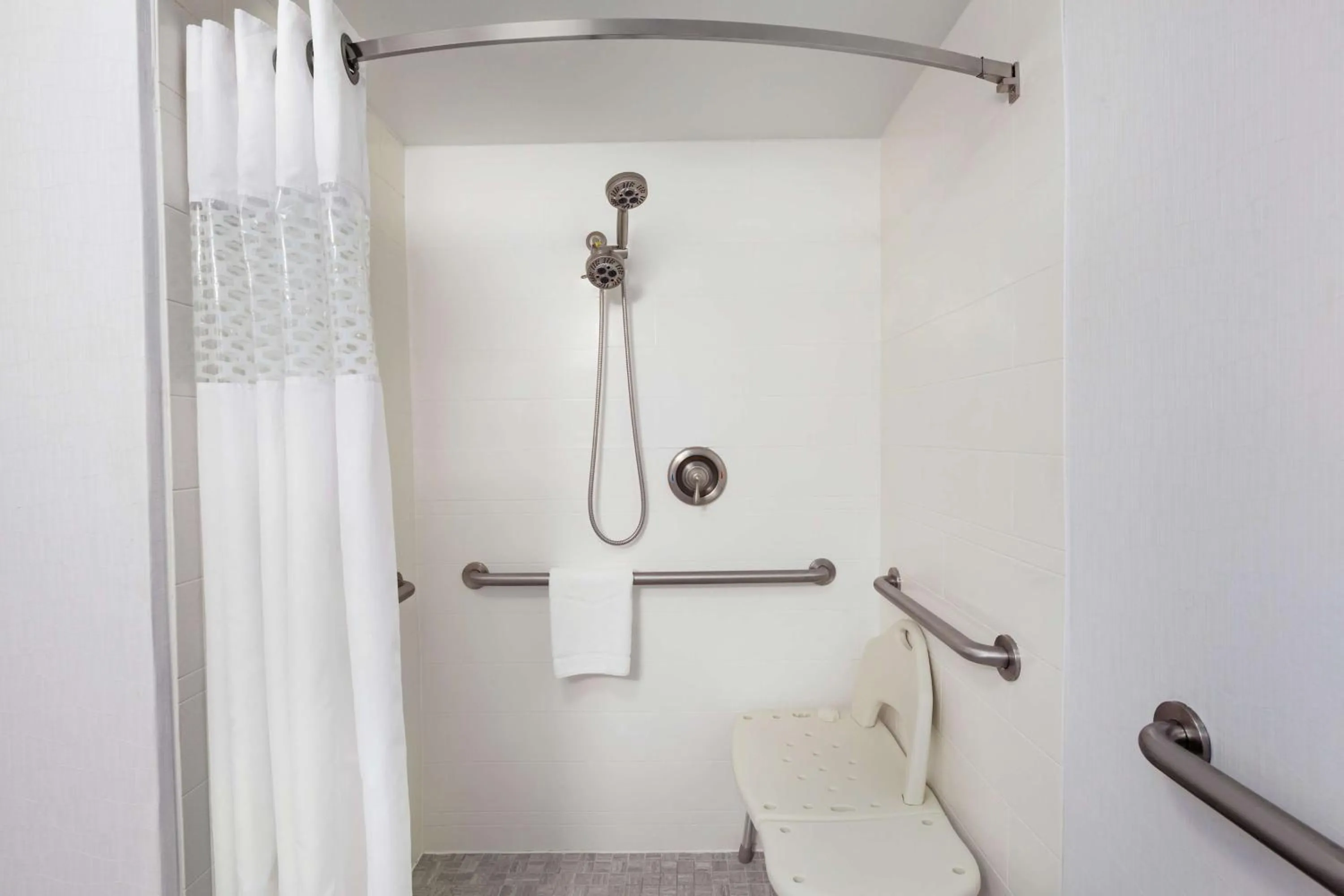 Bathroom in Hampton Inn Waycross