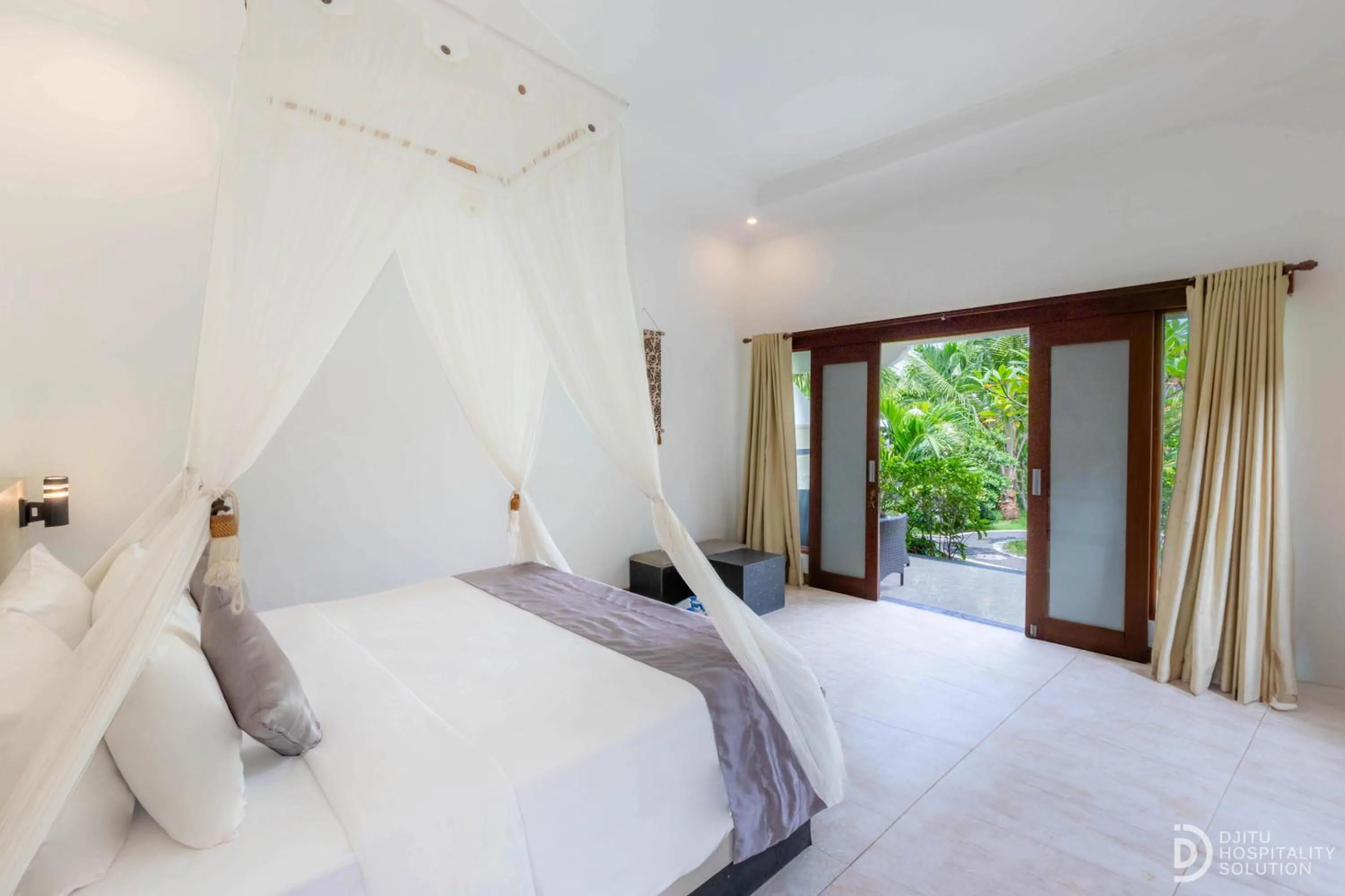 Bed in Sunset Cave Villas Lembongan