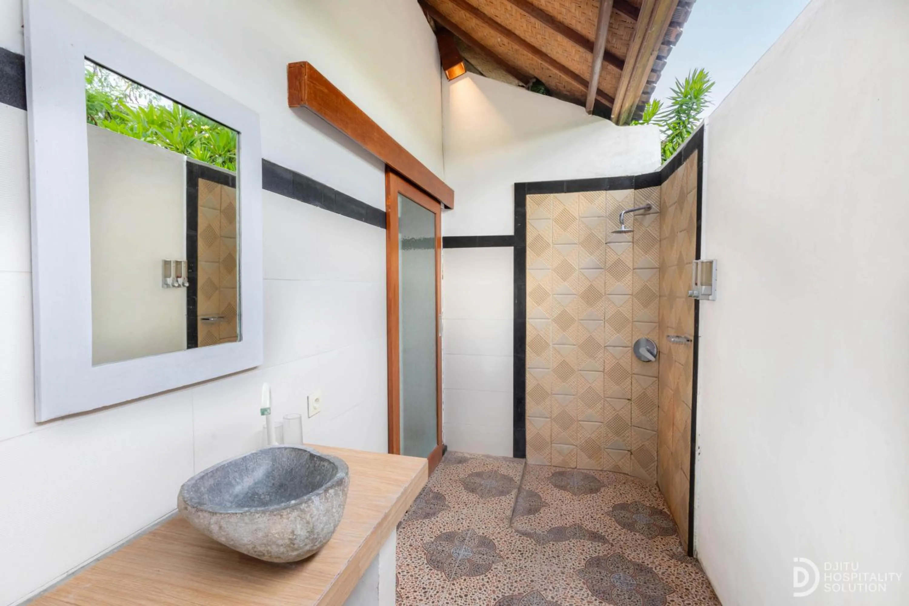 Bathroom in Sunset Cave Villas Lembongan