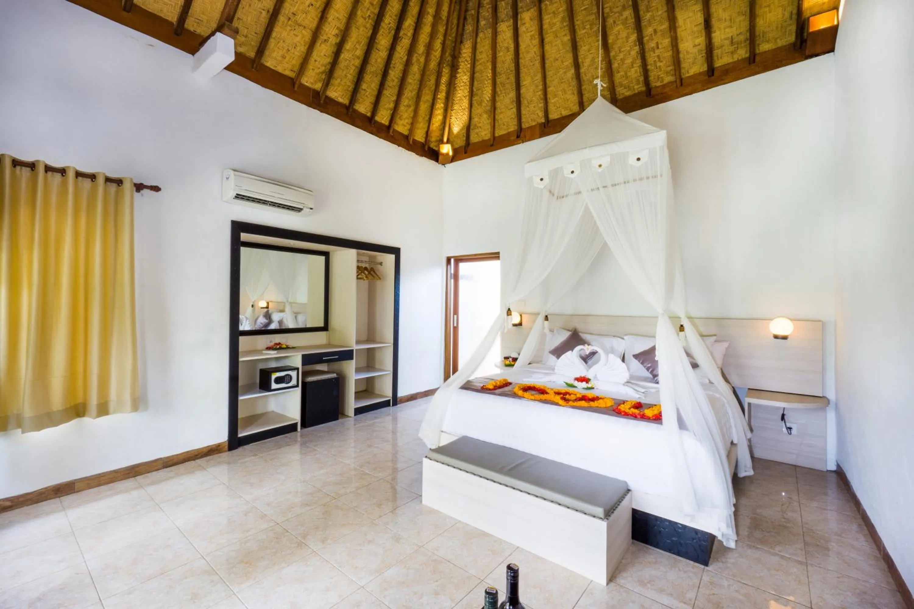 Photo of the whole room, Bed in Sunset Cave Villas Lembongan