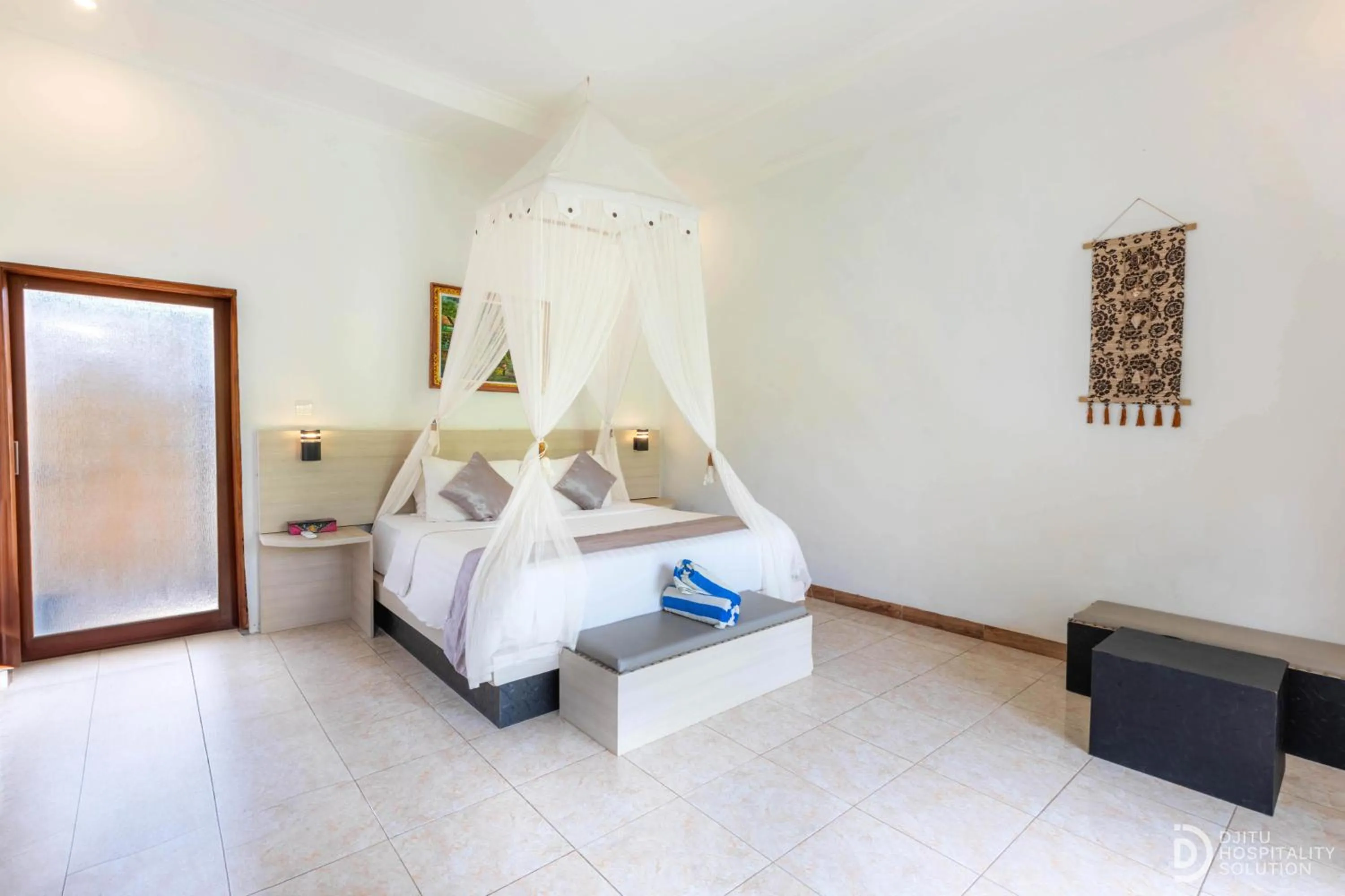 Bed in Sunset Cave Villas Lembongan