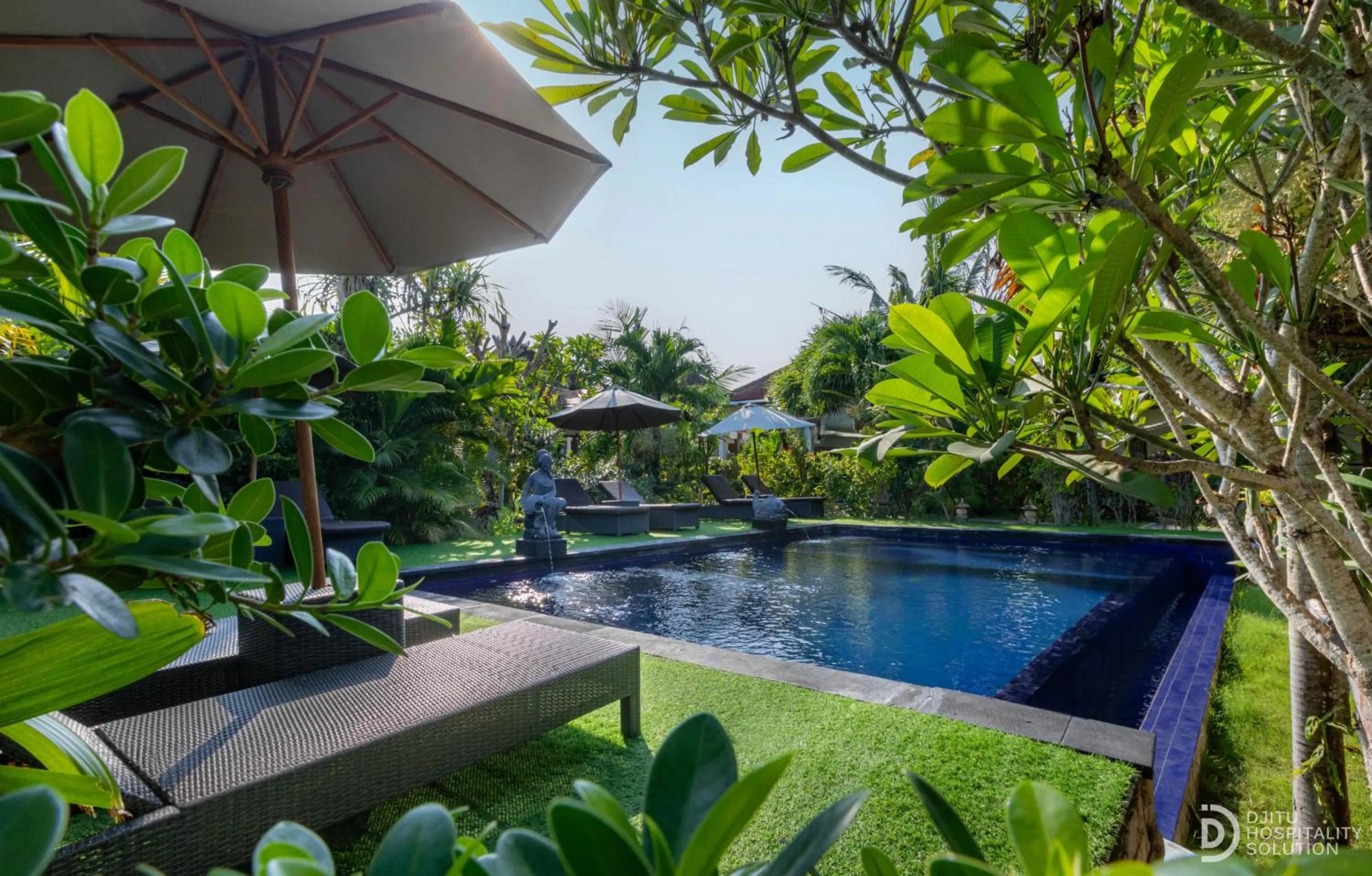 Swimming pool in Sunset Cave Villas Lembongan