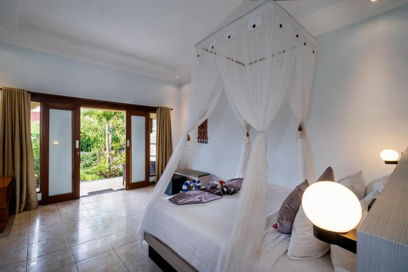 Bed in Sunset Cave Villas Lembongan