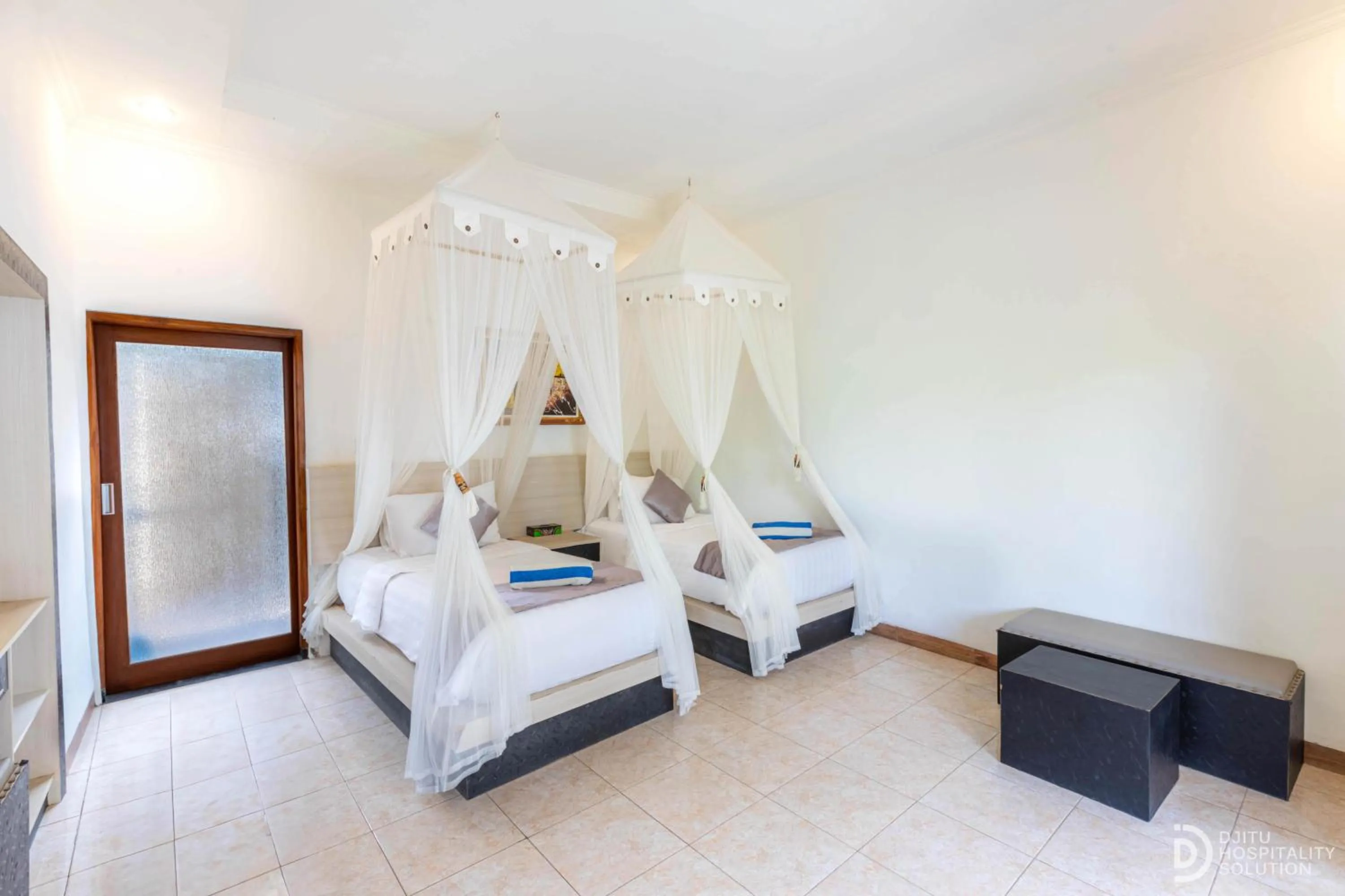 Bed in Sunset Cave Villas Lembongan
