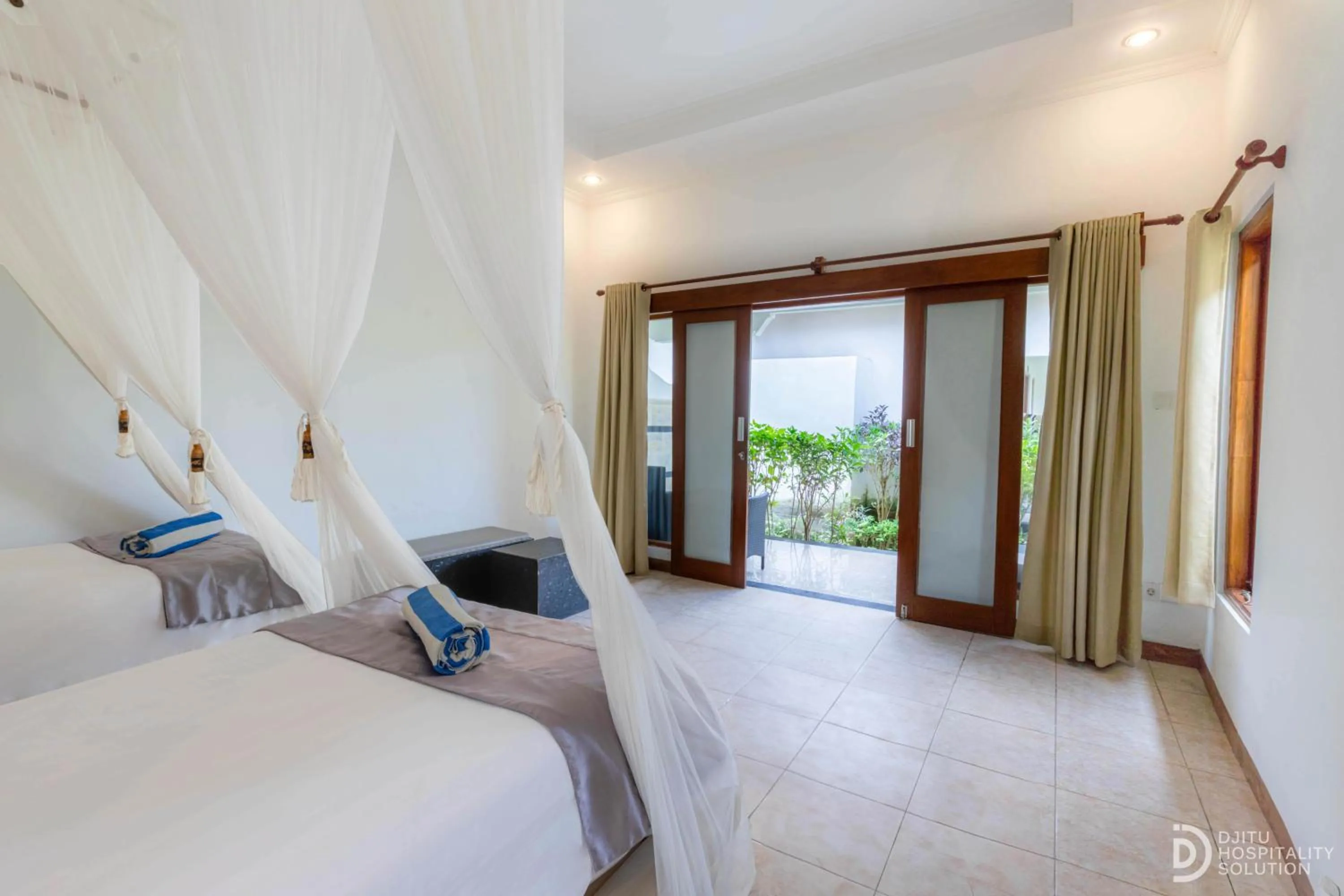 Bed in Sunset Cave Villas Lembongan