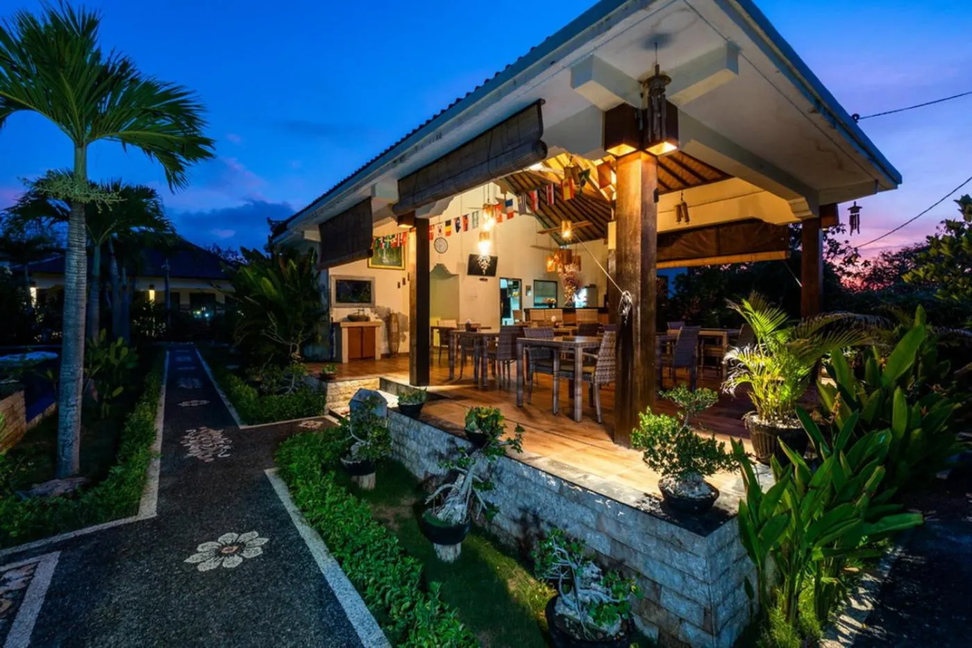 Restaurant/places to eat in Sunset Cave Villas Lembongan