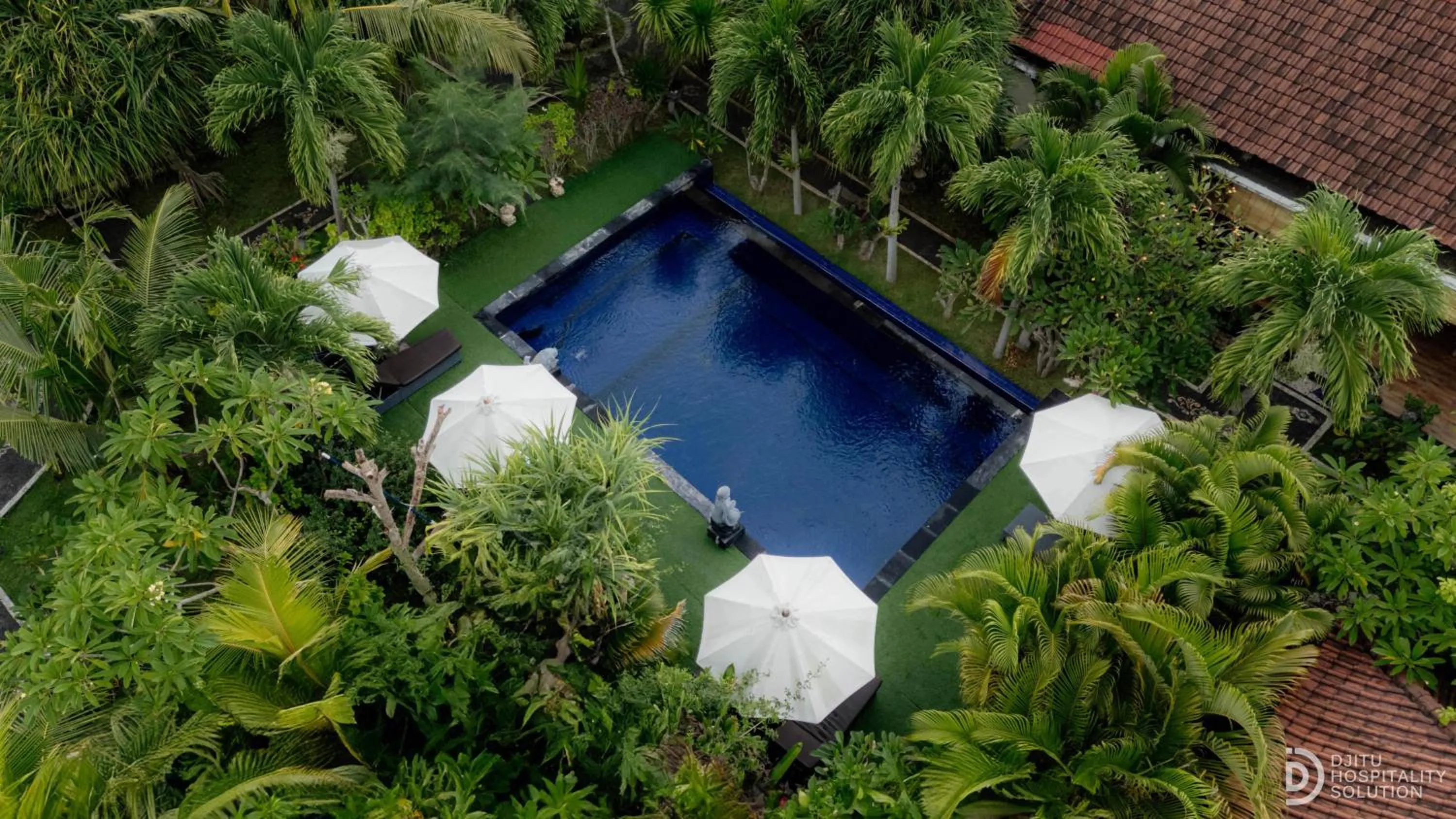 Swimming pool in Sunset Cave Villas Lembongan