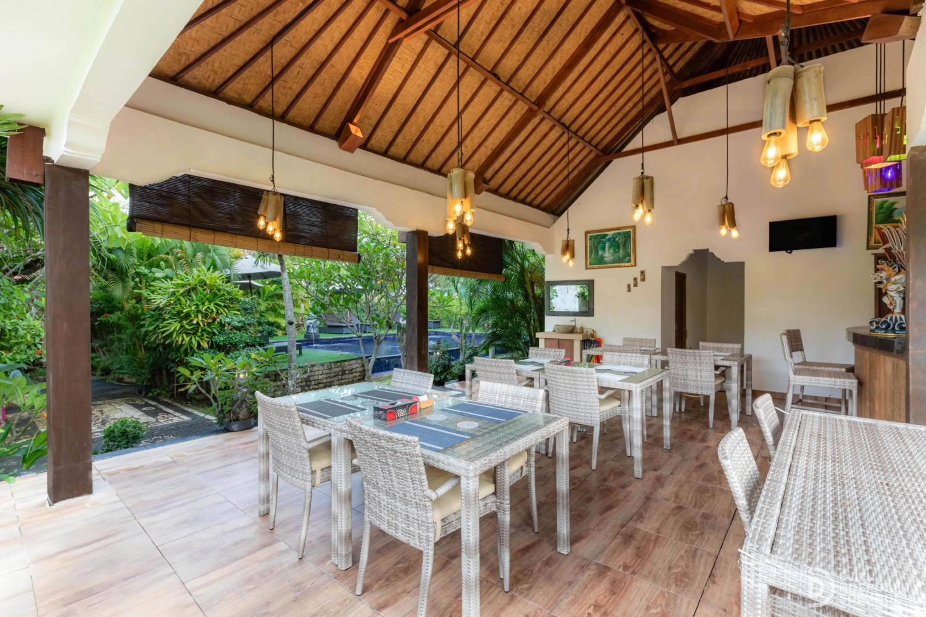 Restaurant/places to eat in Sunset Cave Villas Lembongan