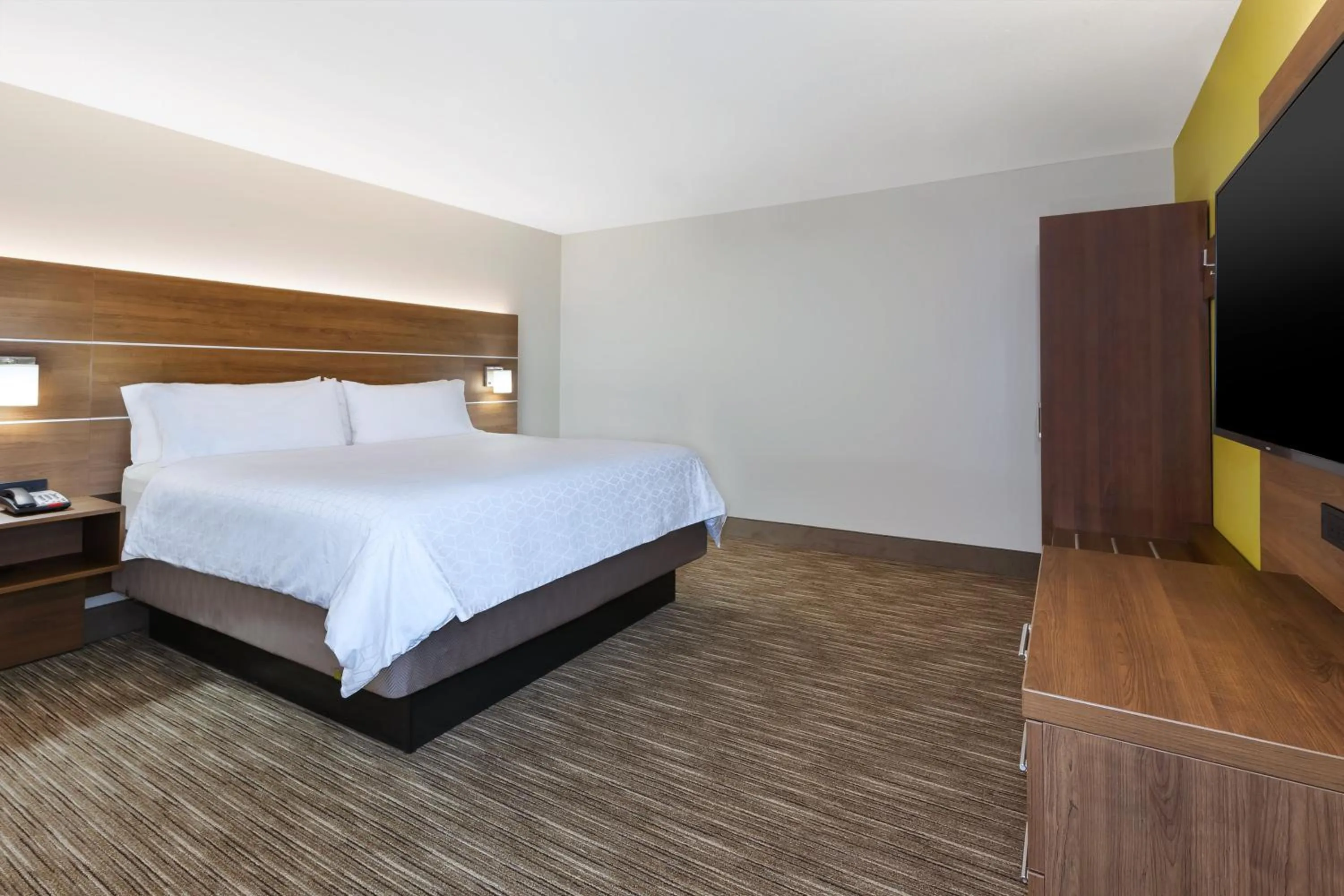 Photo of the whole room, Bed in Holiday Inn Express & Suites Dayton South Franklin by IHG