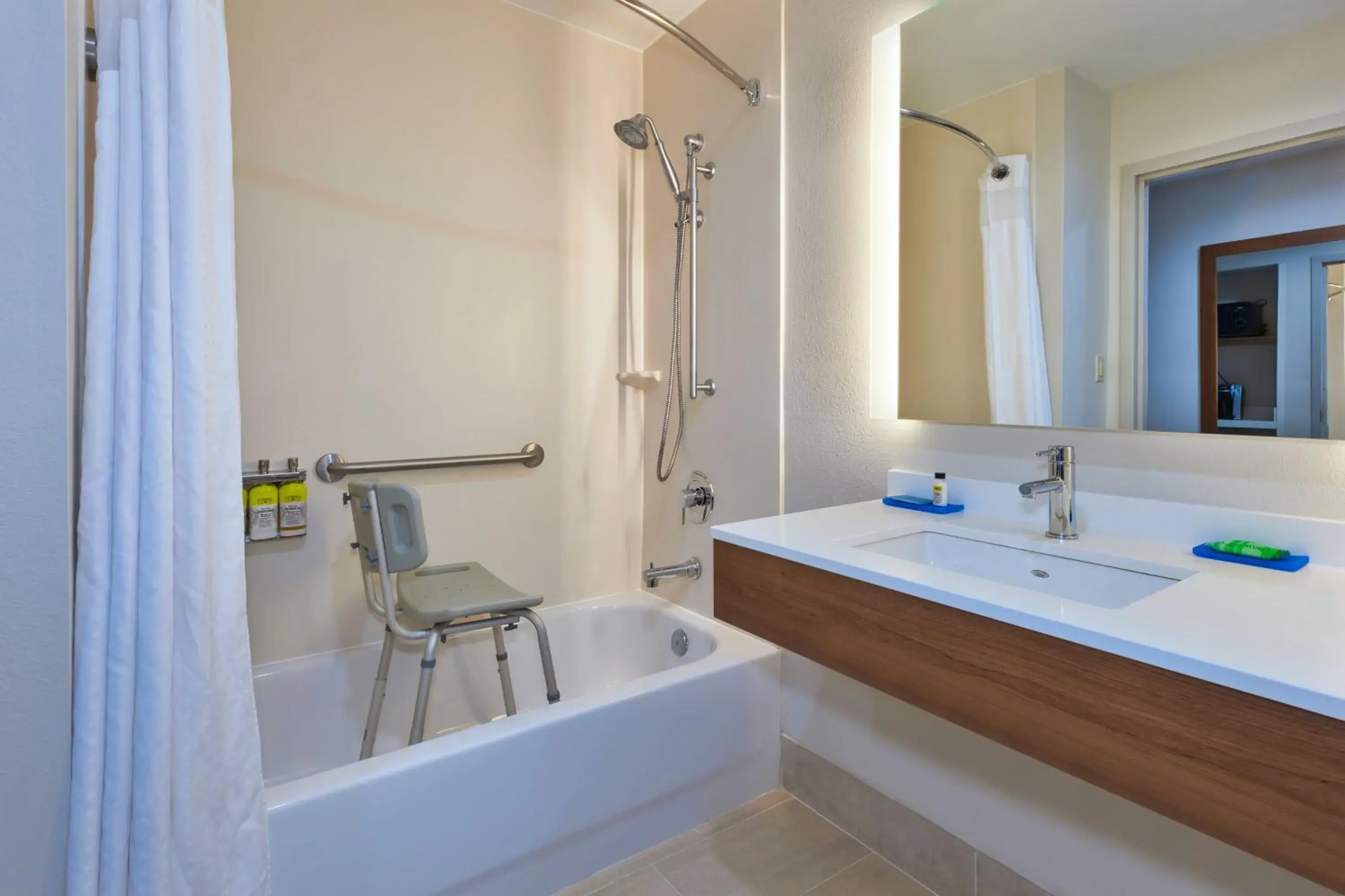 King Room - Mobility Access/Hearing Accessible in Holiday Inn Express & Suites Dayton South Franklin by IHG King Room - Mobility Access/Hearing Accessible in Holiday Inn Express & Suites Dayton South Franklin by IHG