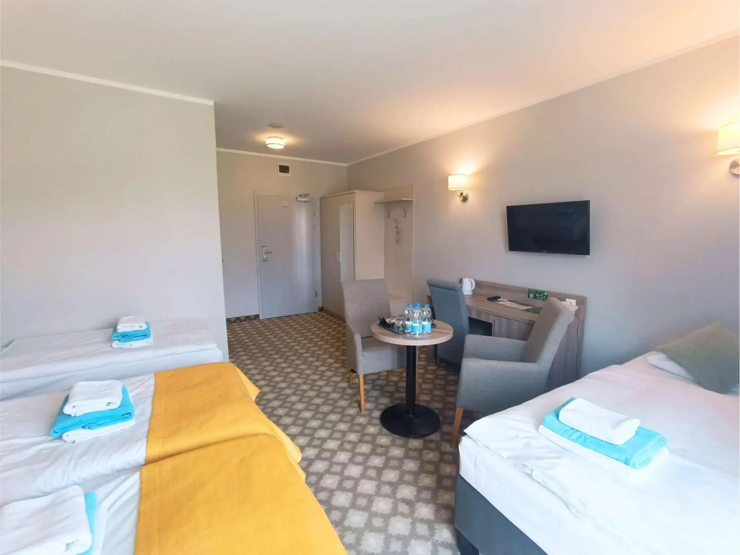 Quadruple Room with Private Bathroom in Hotel Nowy Zdrój - Centrum Zdrowia i Wypoczynku Quadruple Room with Private Bathroom in Hotel Nowy Zdrój - Centrum Zdrowia i Wypoczynku