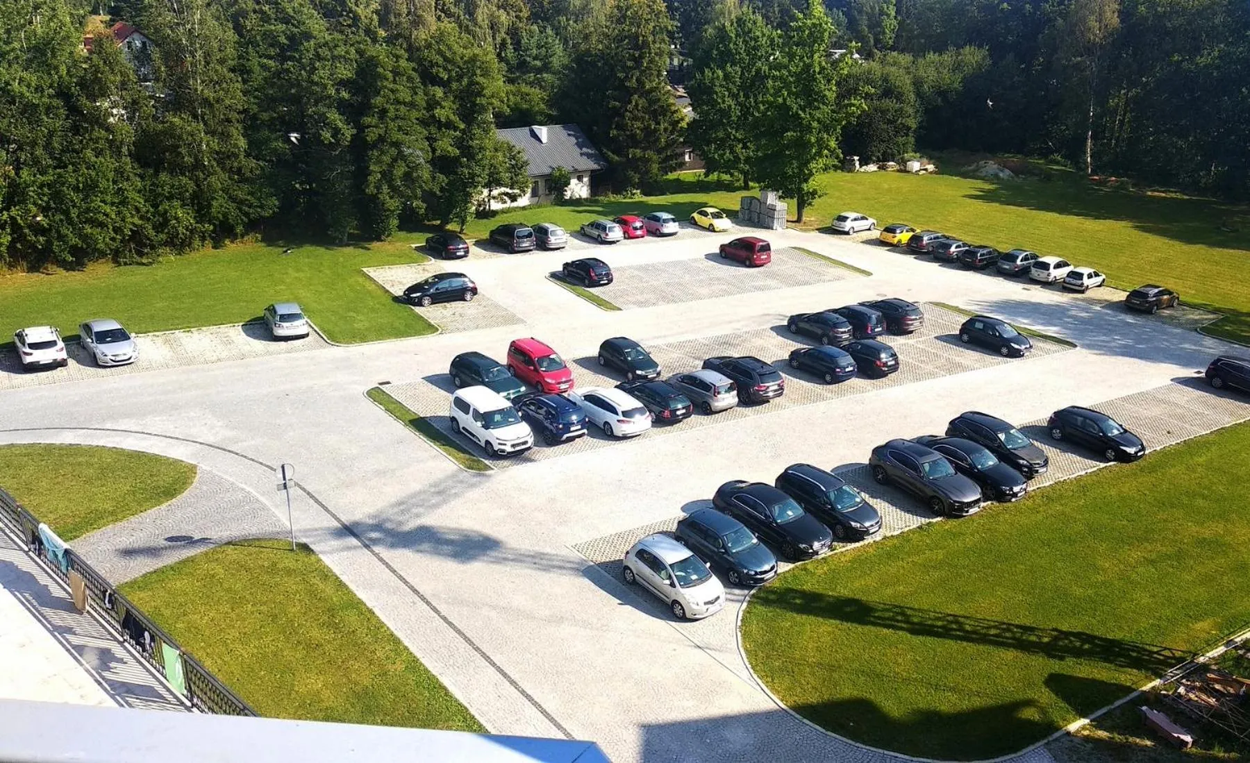 Parking in Hotel Nowy Zdrój - Centrum Zdrowia i Wypoczynku