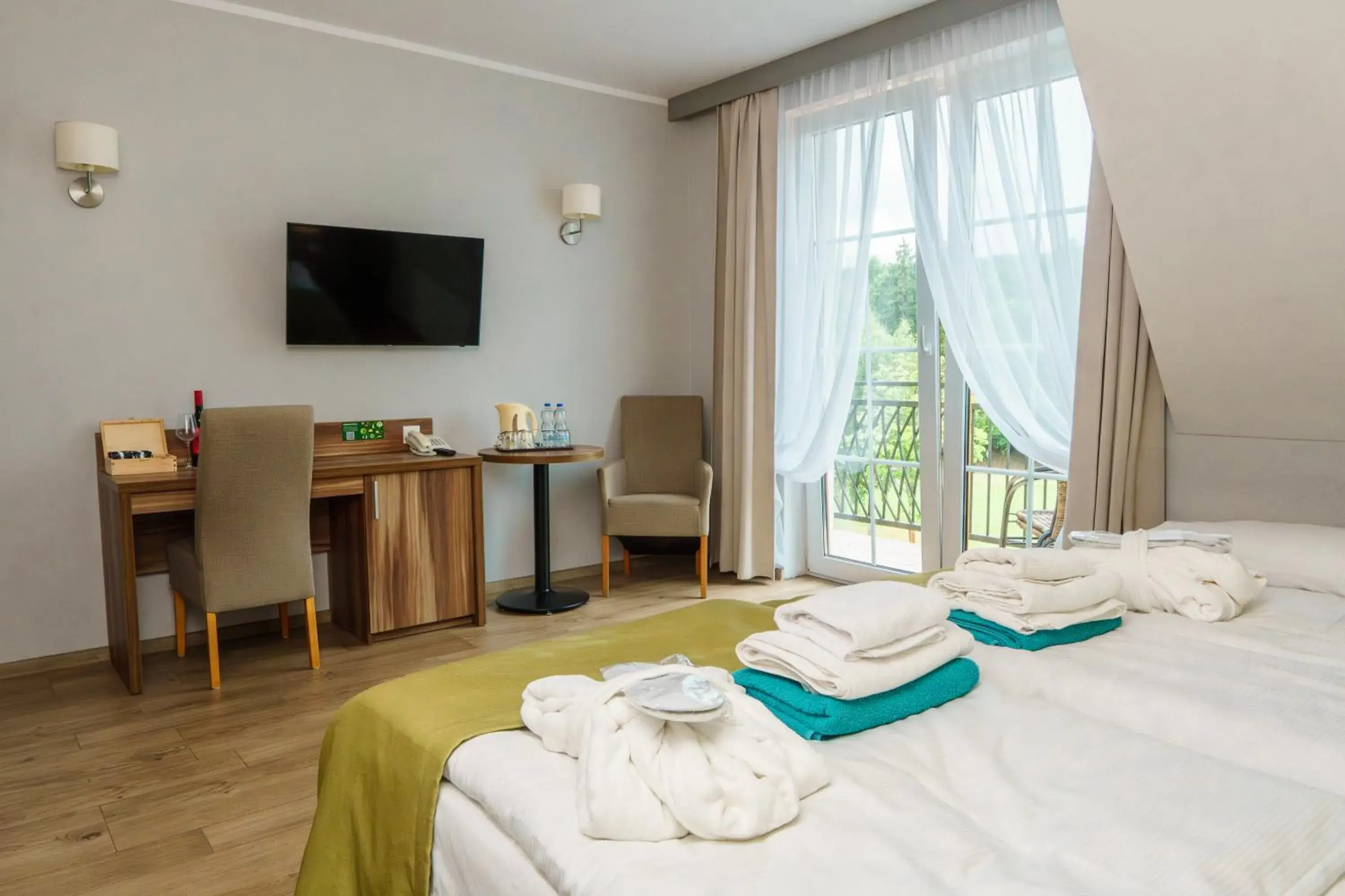 Deluxe Double Room with Balcony in Hotel Nowy Zdrój - Centrum Zdrowia i Wypoczynku Deluxe Double Room with Balcony in Hotel Nowy Zdrój - Centrum Zdrowia i Wypoczynku