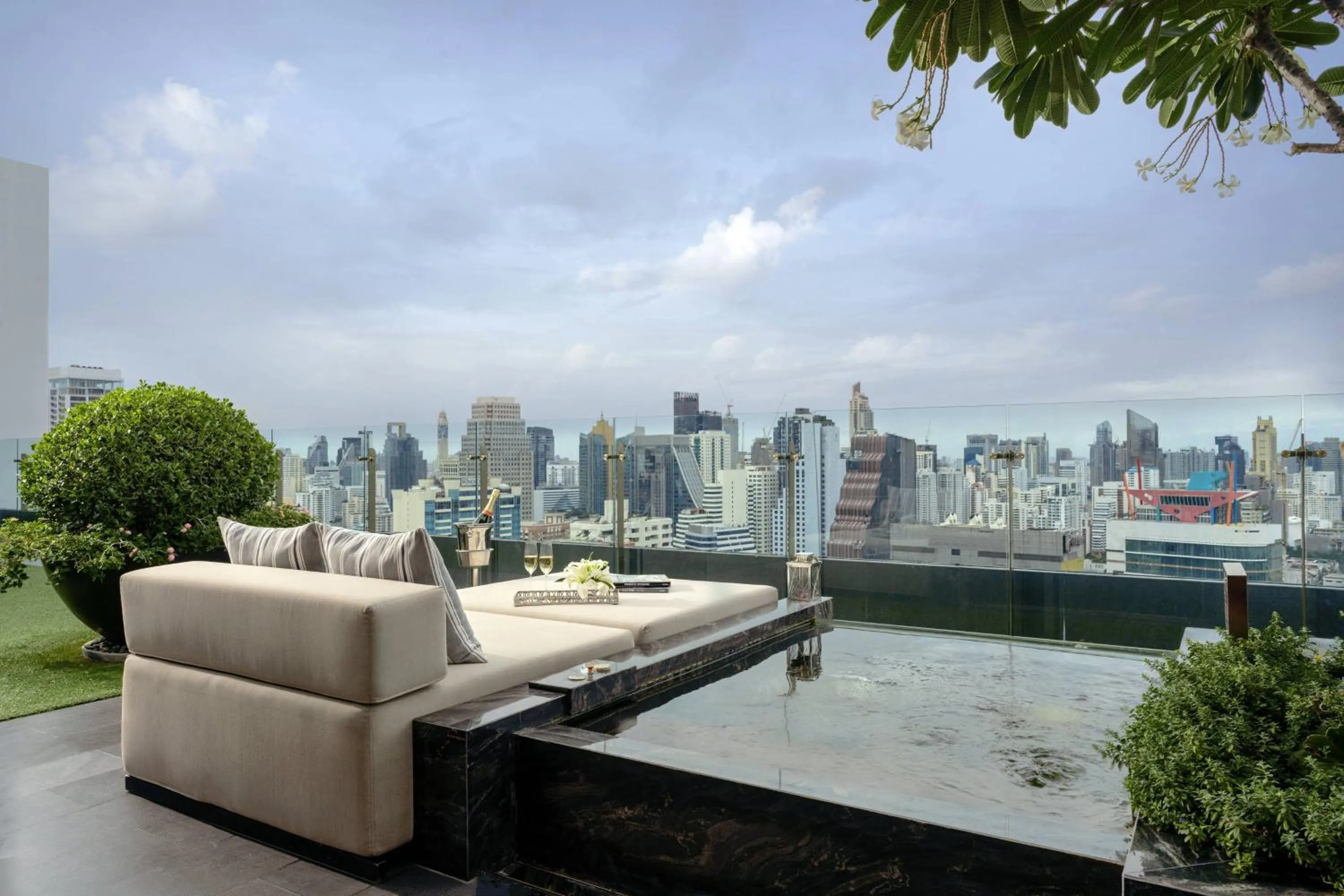 Photo of the whole room in Bangkok Marriott Marquis Queens Park