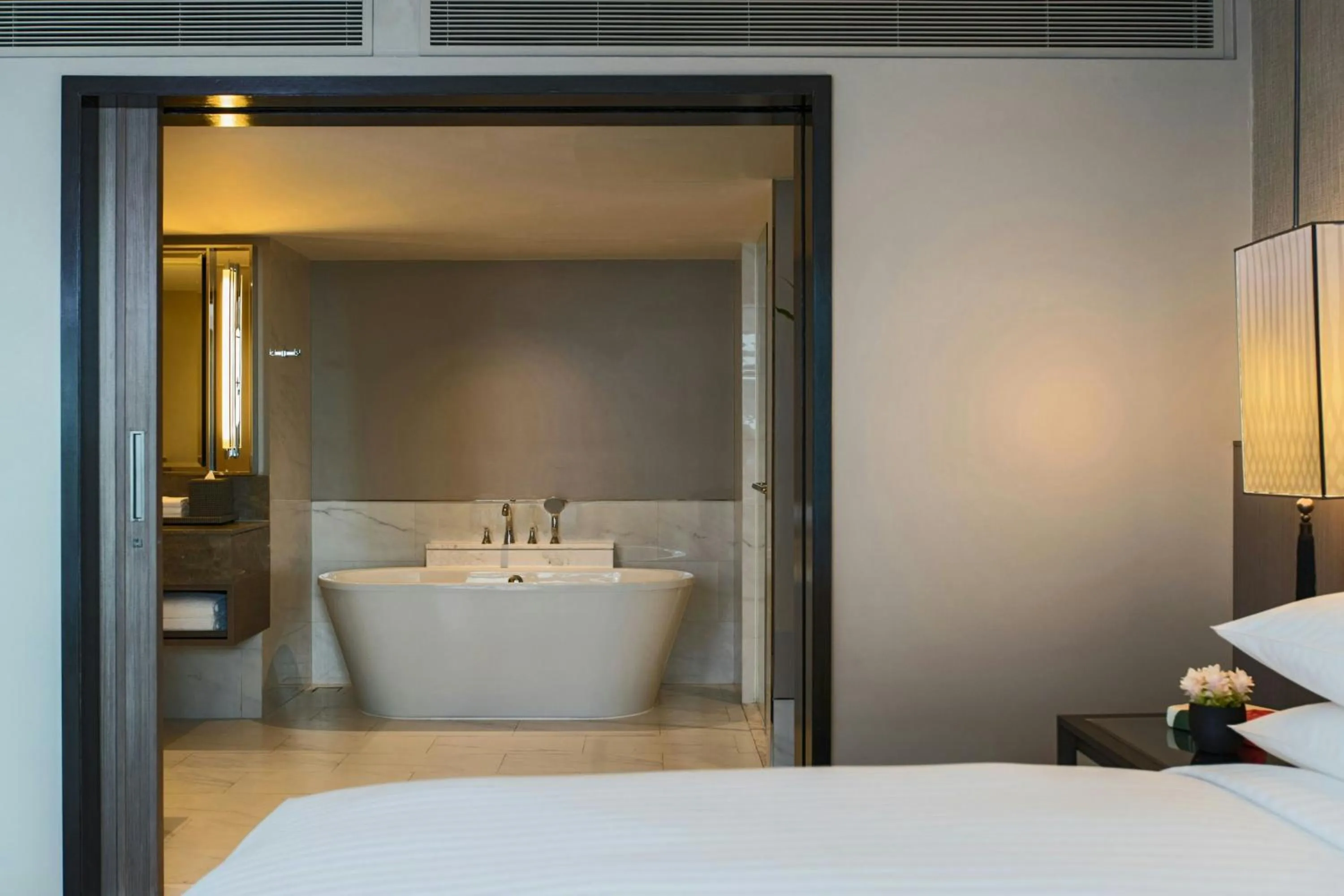 Bathroom, Bed in Bangkok Marriott Marquis Queens Park