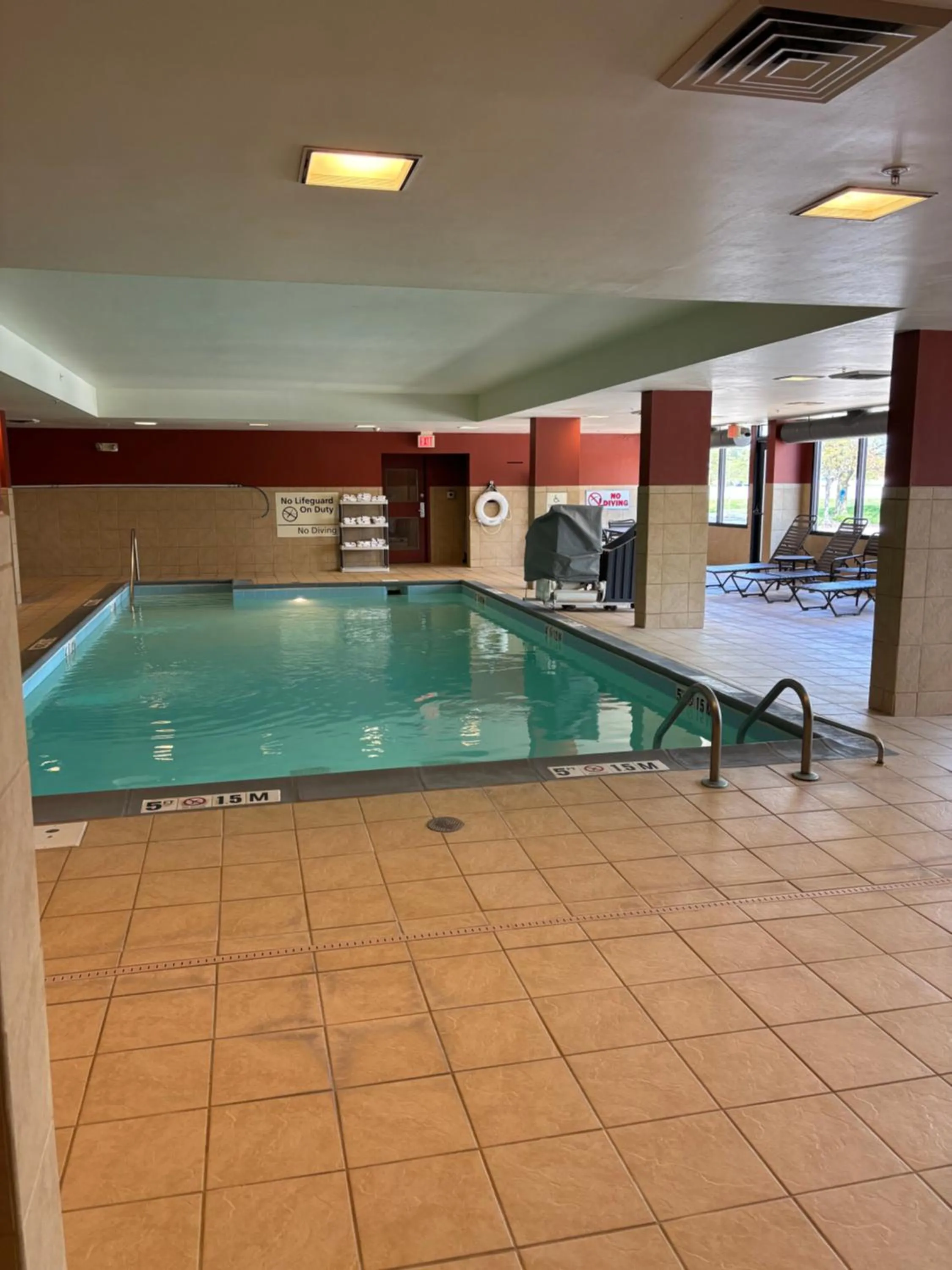 Swimming pool in Hampton Inn Lafayette