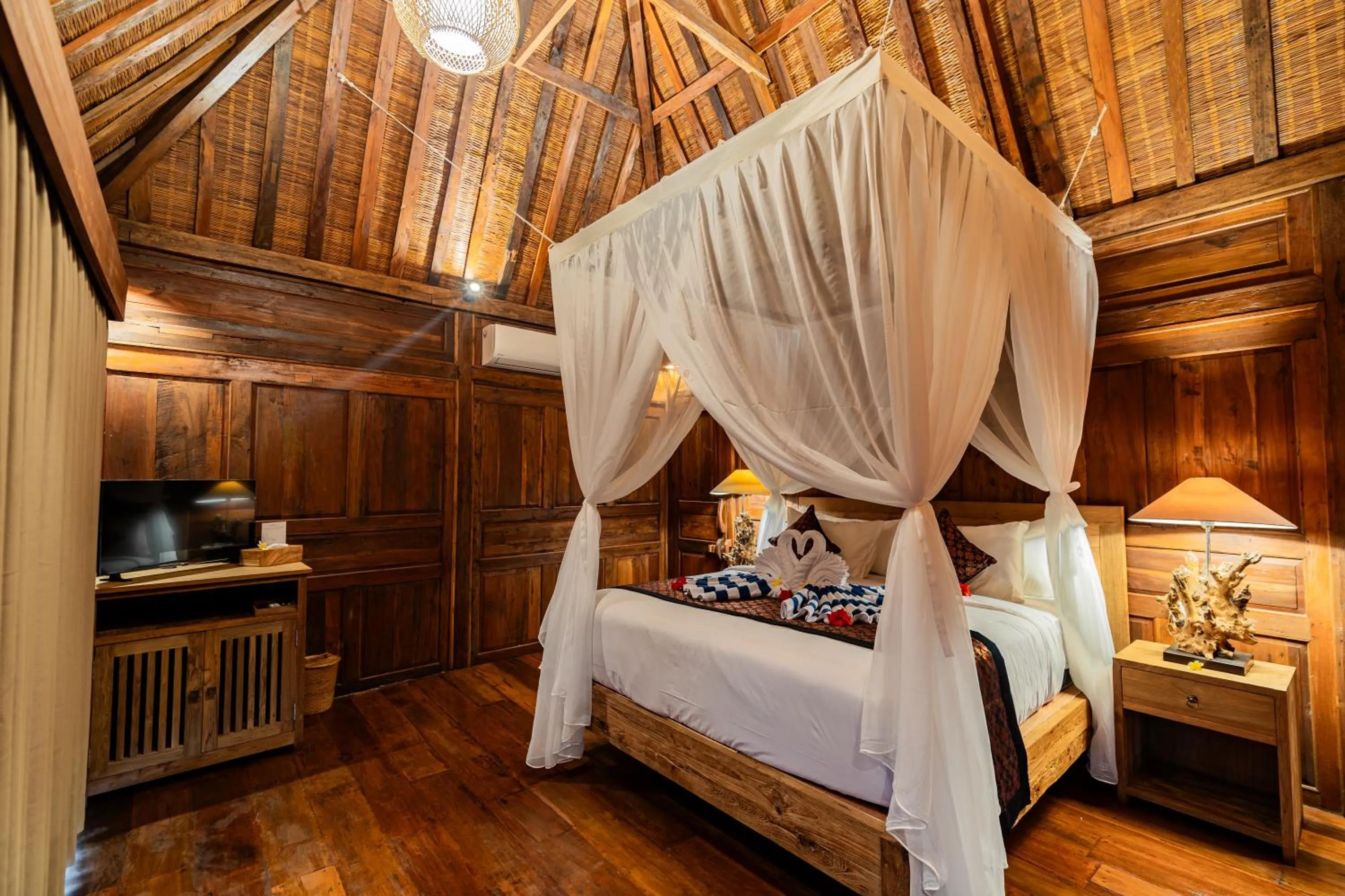 Bed in Madani Antique Villas